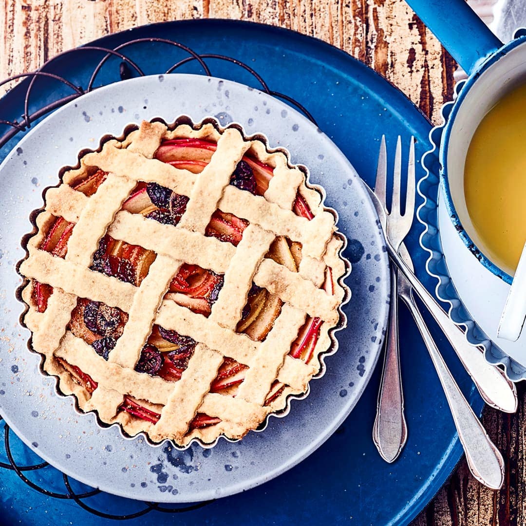 Da läuft einem wirklich das Wasser im Mund zusammen: Warme Apfeltörtchen mit selbstgemachter Vanillesauce schmecken wie bei Oma und sind immer ein Klassiker!