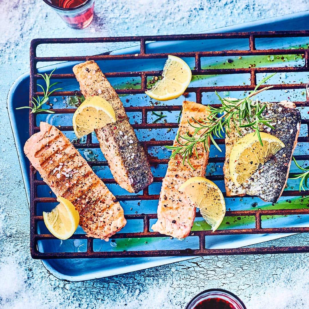 Unser Tipp für ein Hauptgericht mit Fisch: Probieren sie unser Lachsfilet vom Grill mit Meersalz und Zitrone – in nur 10 Minuten servierbereit!
