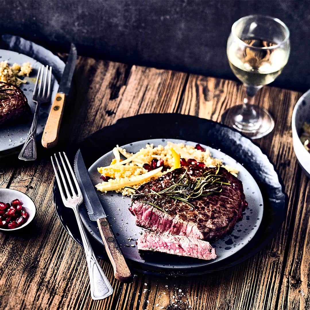 Unser Rezept für Rindersteak mit Quinoasalat, Fenchel, Paprika, Zitronengras und Granatapfelkernen ist gluten- und laktosefrei – probieren Sie es gleich aus!