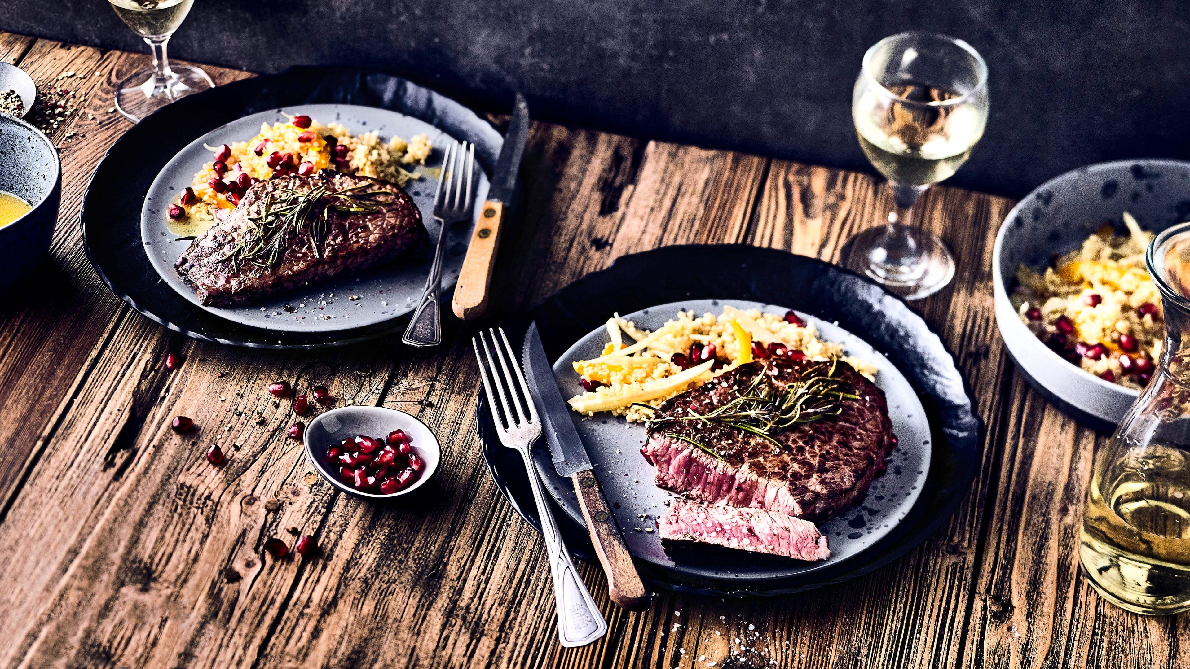 Rindersteak mit Quinoasalat Unser Rezept für Rindersteak mit Quinoasalat, Fenchel, Paprika, Zitronengras und Granatapfelkernen ist gluten- und laktosefrei – probieren Sie es gleich aus!
