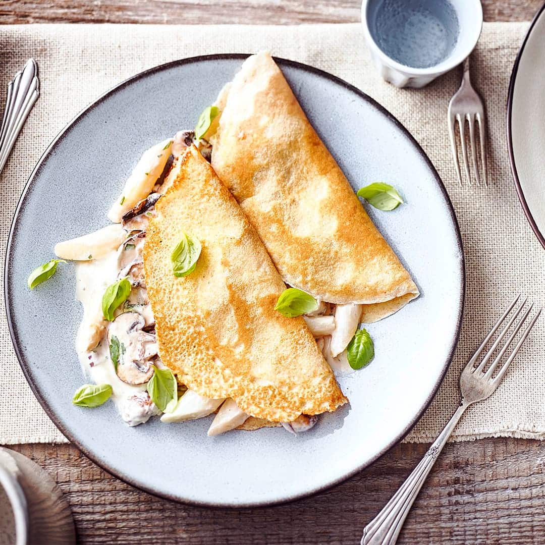 Mit unserem Rezept lernen Sie, wie Sie ganz einfach leckere Grieß-Pfannkuchen zubereiten – und Sie mit herzhaftem Gemüse füllen. Probieren Sie es aus!