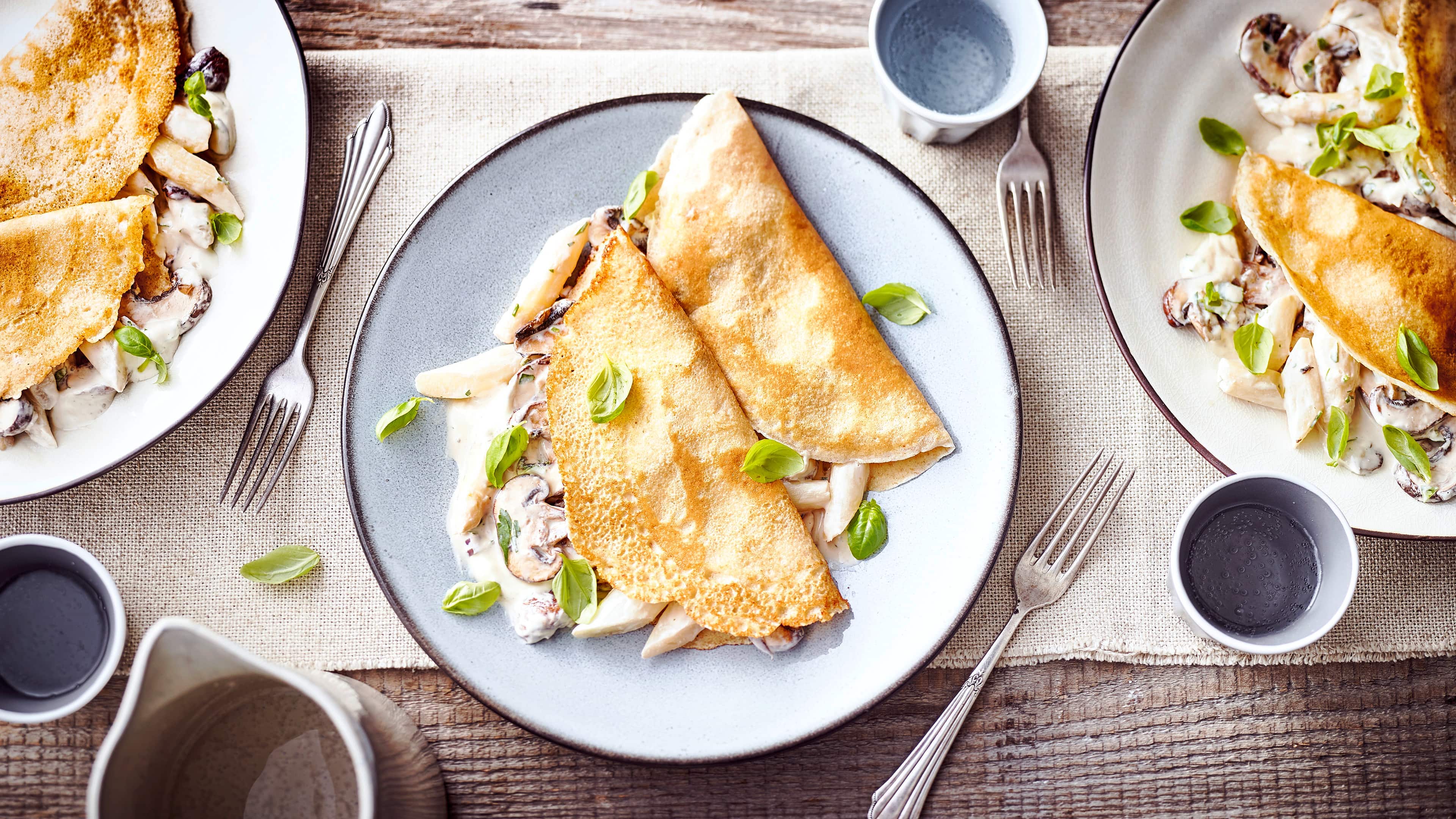 Grieß-Pfannkuchen mit Gemüse Mit unserem Rezept lernen Sie, wie Sie ganz einfach leckere Grieß-Pfannkuchen zubereiten – und Sie mit herzhaftem Gemüse füllen. Probieren Sie es aus!