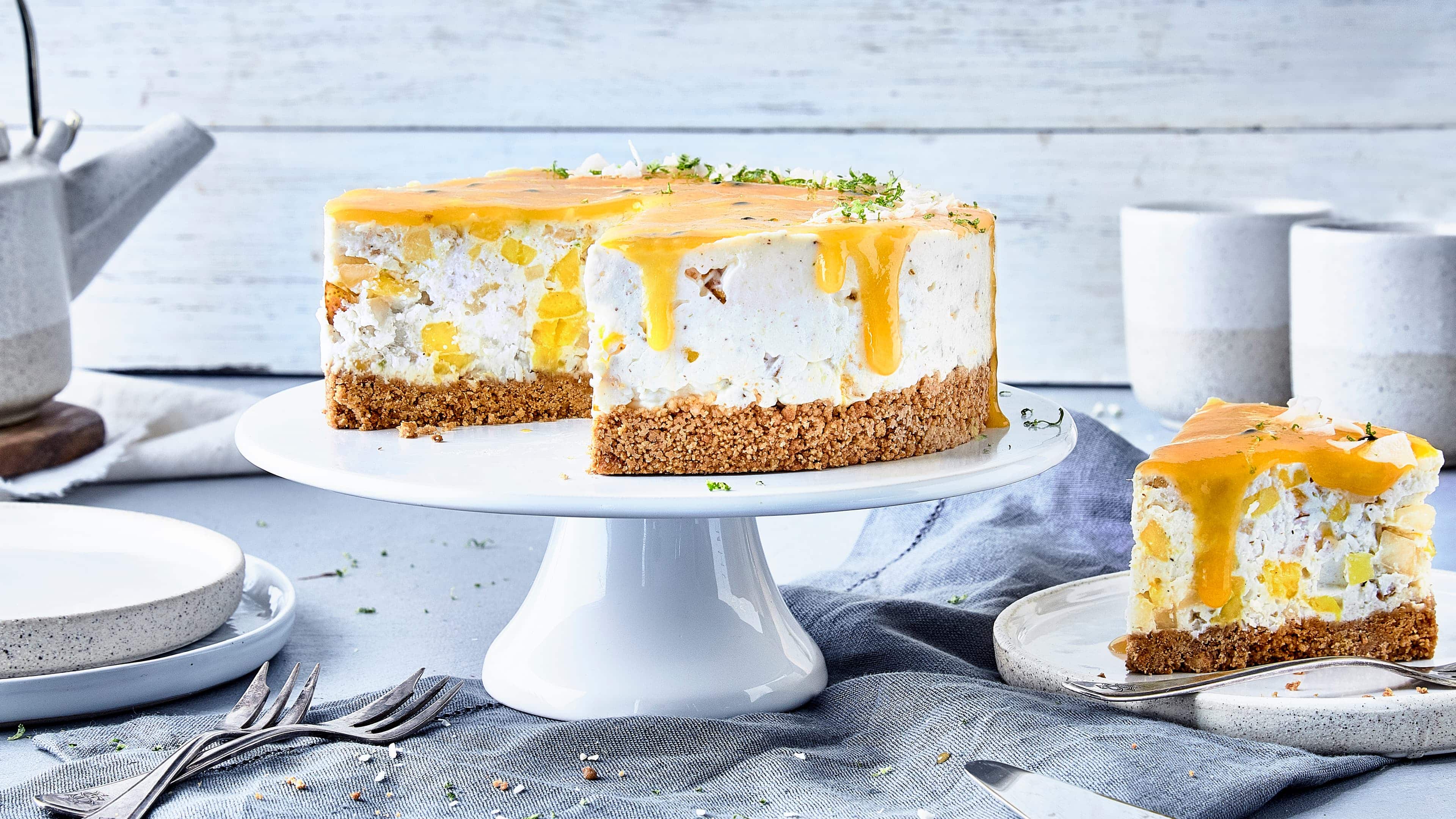 Kokos-Birnen-Maracuja-Torte Exotische Leckerei: Bereiten Sie nach unserem Rezept eine fruchtige Kokos-Birnen-Maracuja-Torte mit frischen Zutaten und leckeren Kokosflocken zu.