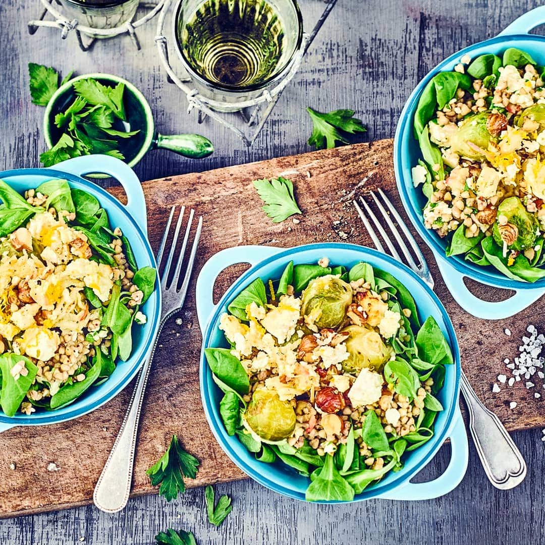 Ob als Vorspeise oder als Hauptgericht: Der warme Buchweizensalat mit Feta und Orangensauce vereint verschiedene Aromen zu einem ganz besonders Geschmack und gibt dazu noch extra viel Power!