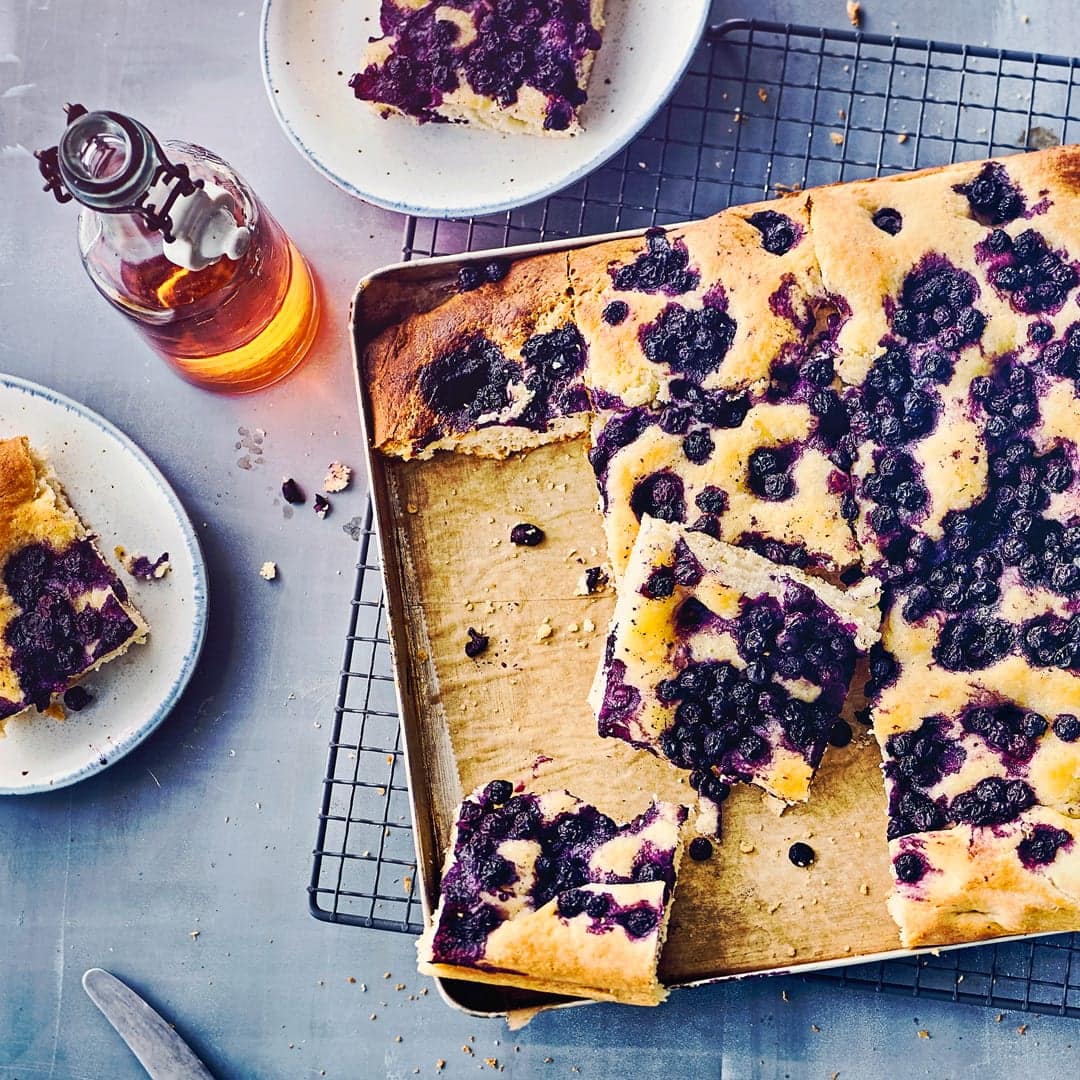 Frischer Hefeteig mit Blaubeeren. Mit diesem Blaubeer-Butterkuchen backen Sie einen leckeren Sommerkuchen für Ihre Gäste, der sicher ratz-fatz aufgegessen wird. Wer mag, kann frische Sahne dazu reichen.