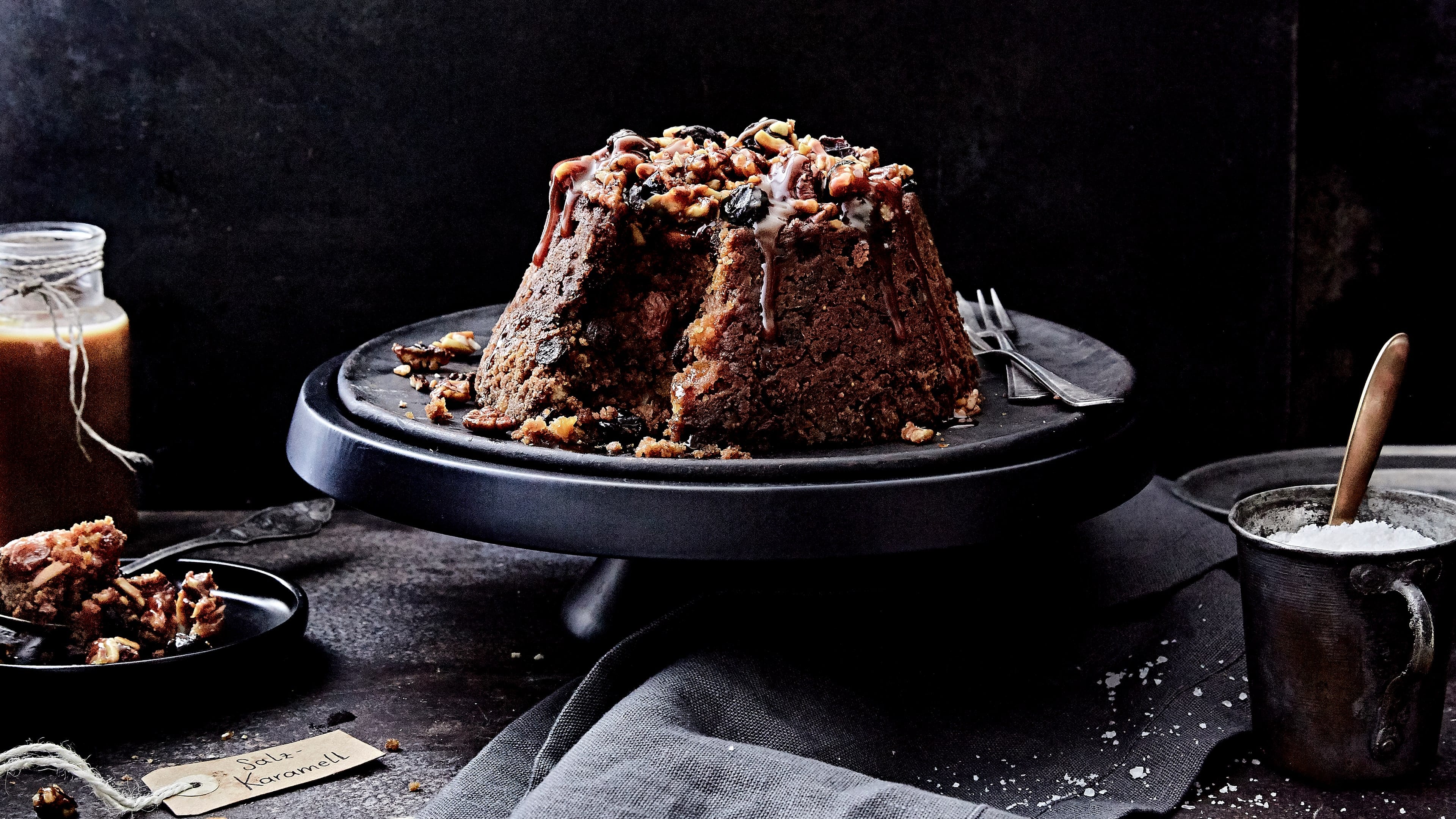 Plum Pudding mit Salzkaramell-Sauce Durch besonders viel Trockenobst braucht dieser Plum Pudding nicht mehr viel Zucker, um süß zu sein: Unser herzhaftes Plum Pudding-Rezept ist ein Muss für Fans der typisch britischen Küche und ein echter Weihnachtsklassiker zum Selbermachen!