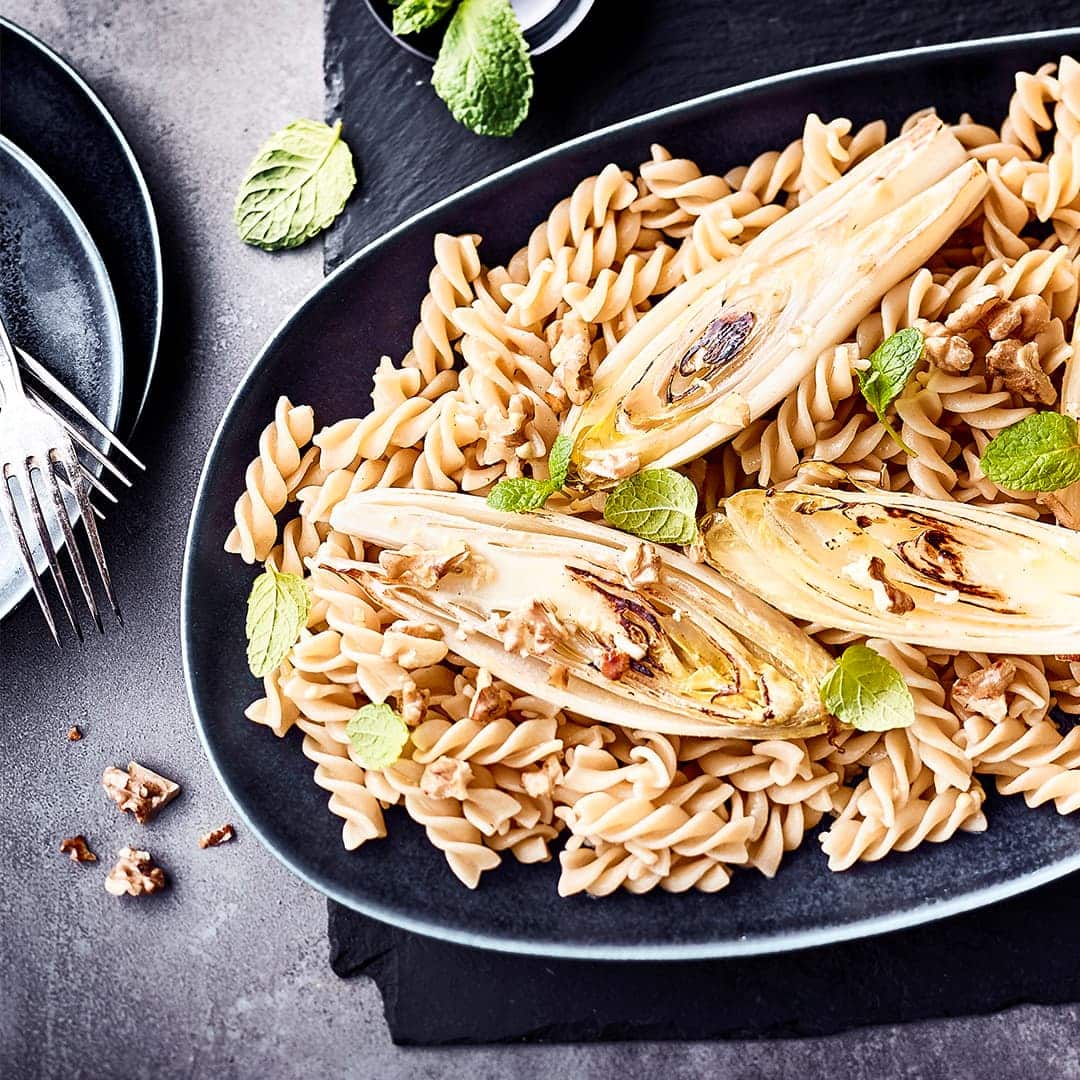 Ein etwas anderes Rezept der Winterküche, aber unbedingt ausprobieren: Gebratener Chicorée mit einer herrlichen Vanille-Orangen-Vinaigrette und dazu warme oder kalte Pasta.