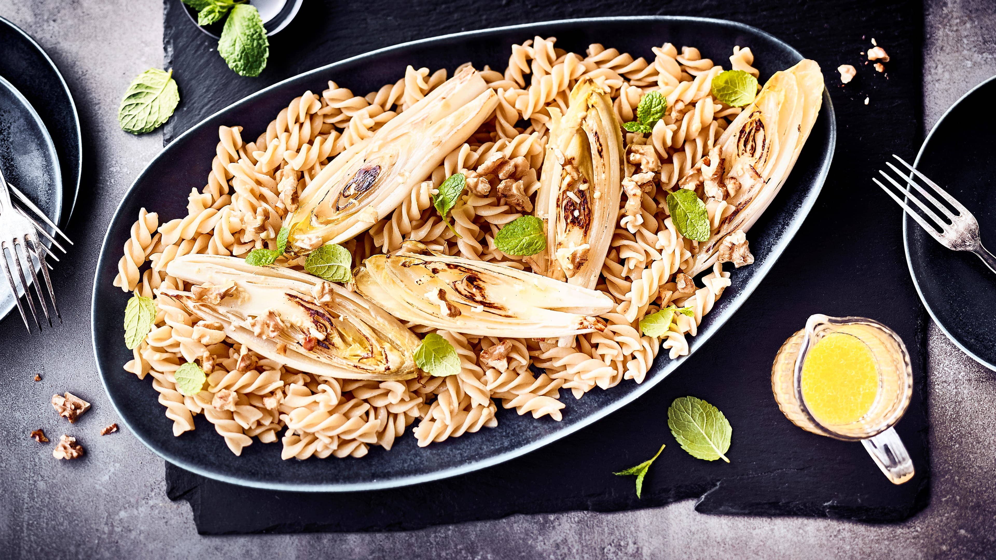 Gebratener Chicorée Ein etwas anderes Rezept der Winterküche, aber unbedingt ausprobieren: Gebratener Chicorée mit einer herrlichen Vanille-Orangen-Vinaigrette und dazu warme oder kalte Pasta.