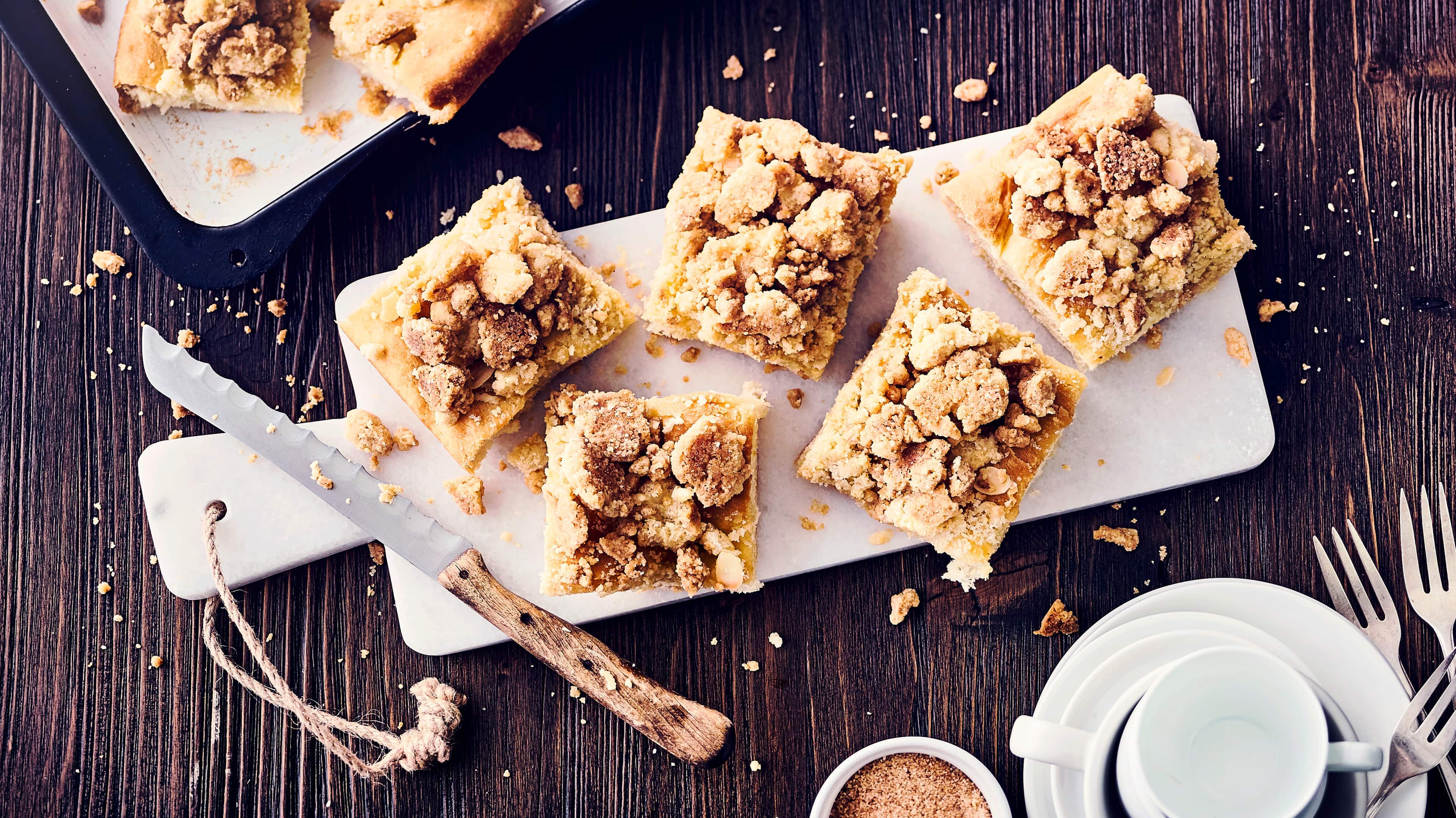 Butterkuchen vom Blech Was gibt es besseres als selbst gebackenen Butterkuchen vom Blech? Am besten schmeckt der Klassiker mit dick belegten Streuseln noch warm aus dem Ofen. Wer mag kann auch gern Vanille-Sahne dazu reichen.