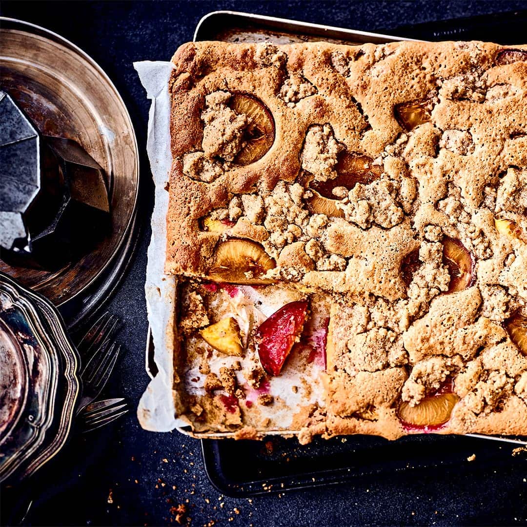 Backen Sie mit Zwetschgen und Nektarinen einen fruchtigen Blechkuchen mit Streuseln. Der Teig wird mit Dinkelvollkornmehl hergestellt.