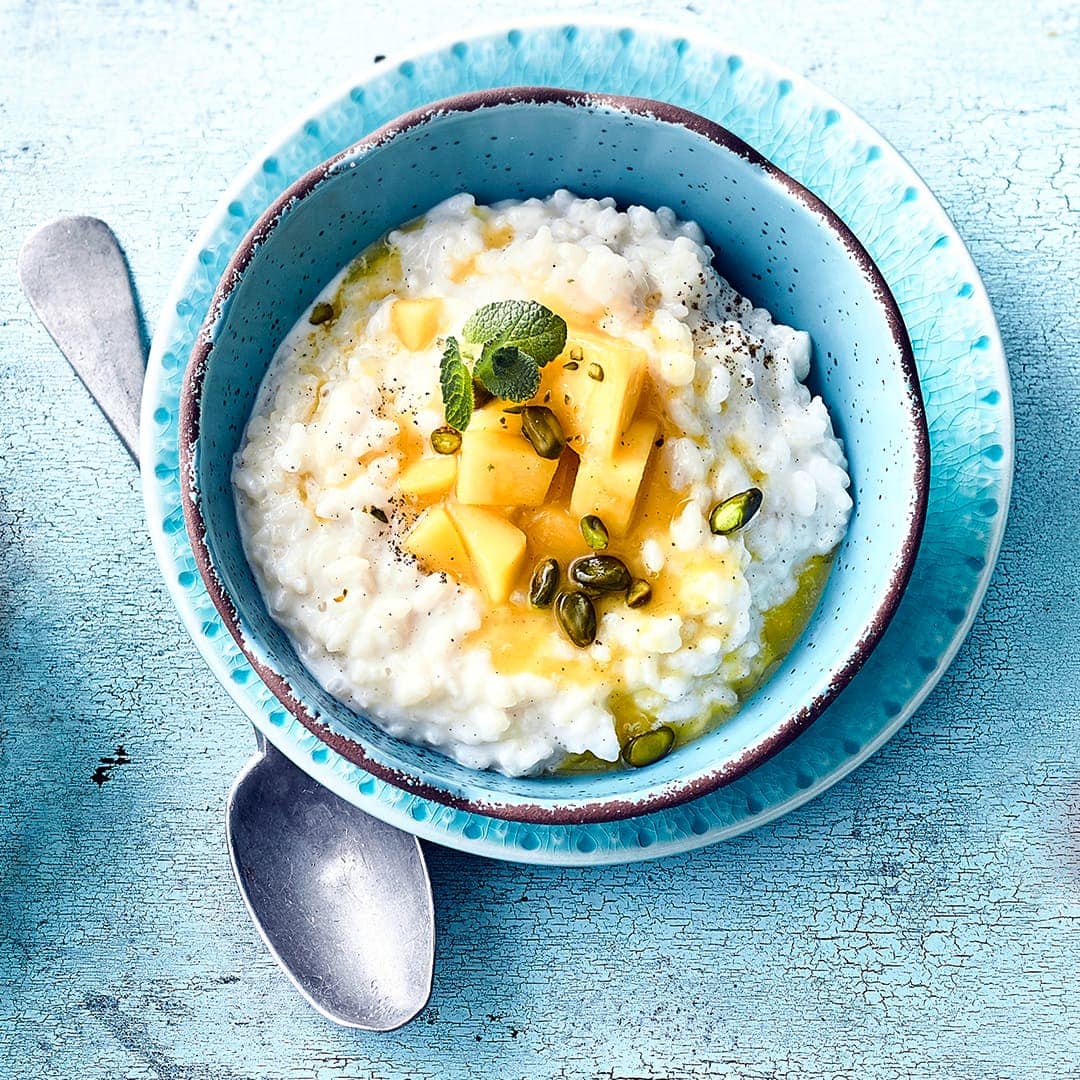 Wenn Sie Milchreis lieben aber auf tierische Produkte verzichten möchten, probieren Sie doch einmal unser Rezept für selbstgemachten Kokos Milchreis mit Mango-Orangen-Soße und Pistazien.