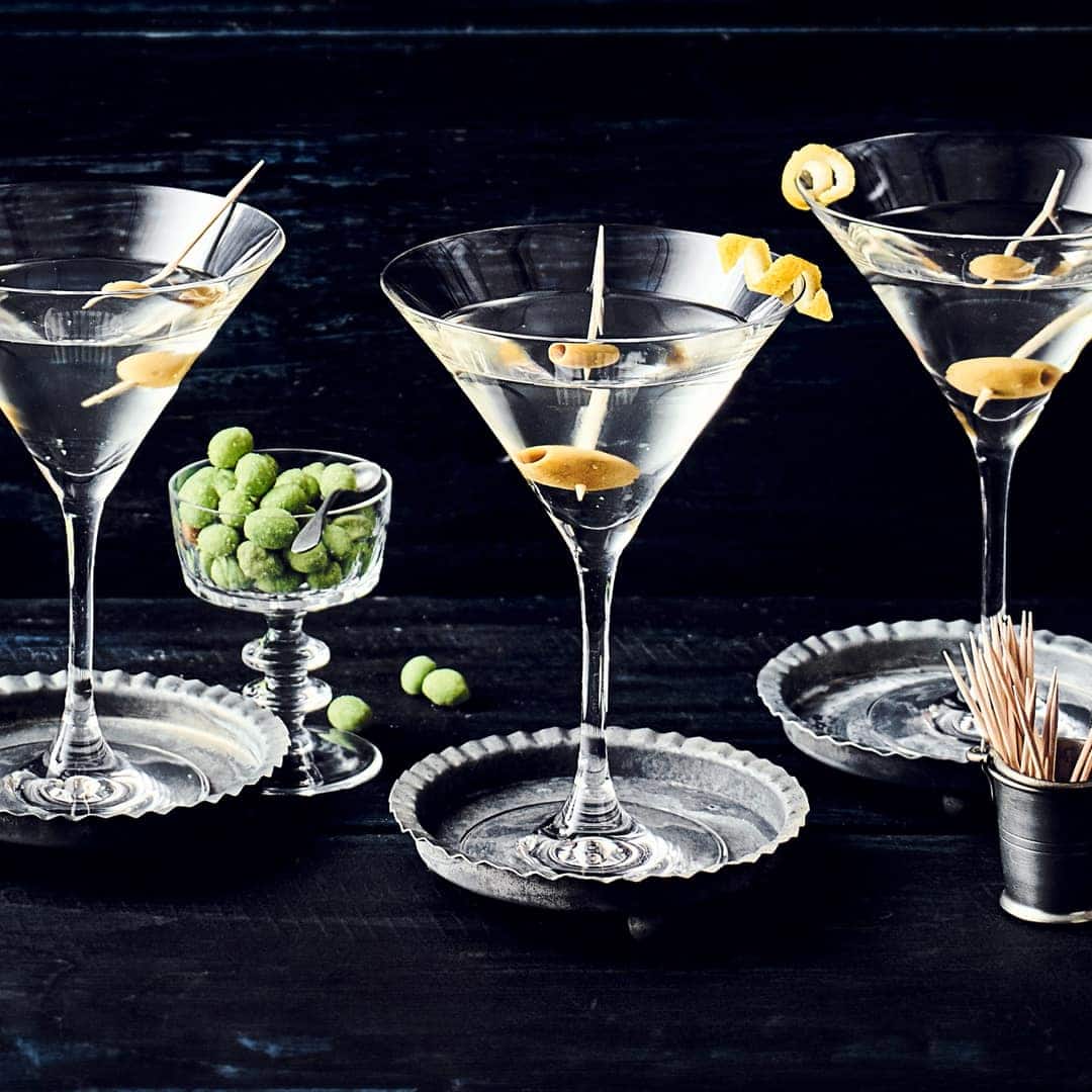 Oftmals als Cocktail bezeichnet ist der Martini eher ein Aperitif. Ob geschüttelt oder gerührt, mit oder ohne Olive – trinken Sie Ihren Martini wie es Ihnen gefällt.
