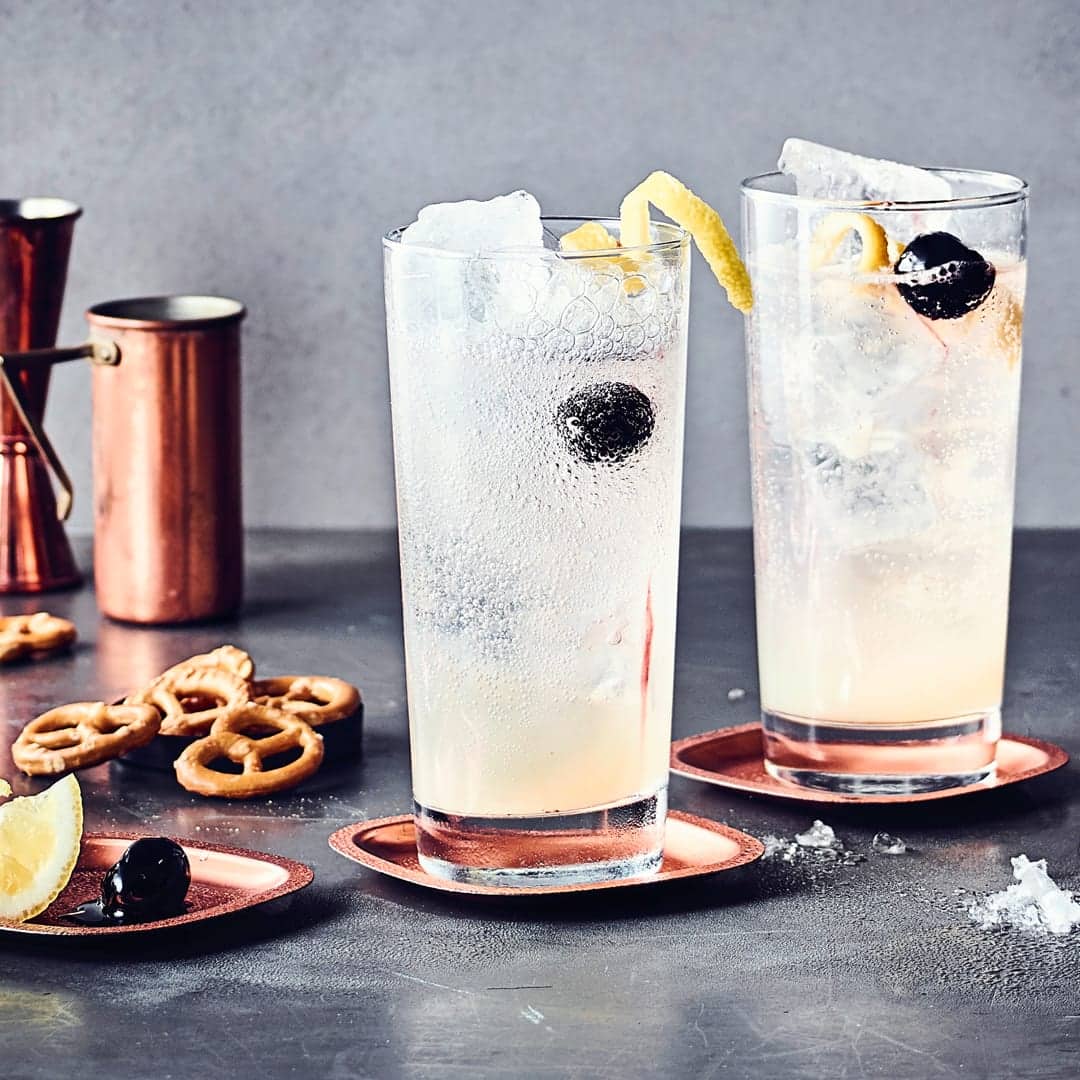 Beim Tom Collins Longdrink muss gar nicht groß geschüttelt werden, es genügt Gin, Zitronensaft und –sirup und Mineralwasser gut zu verrühren.