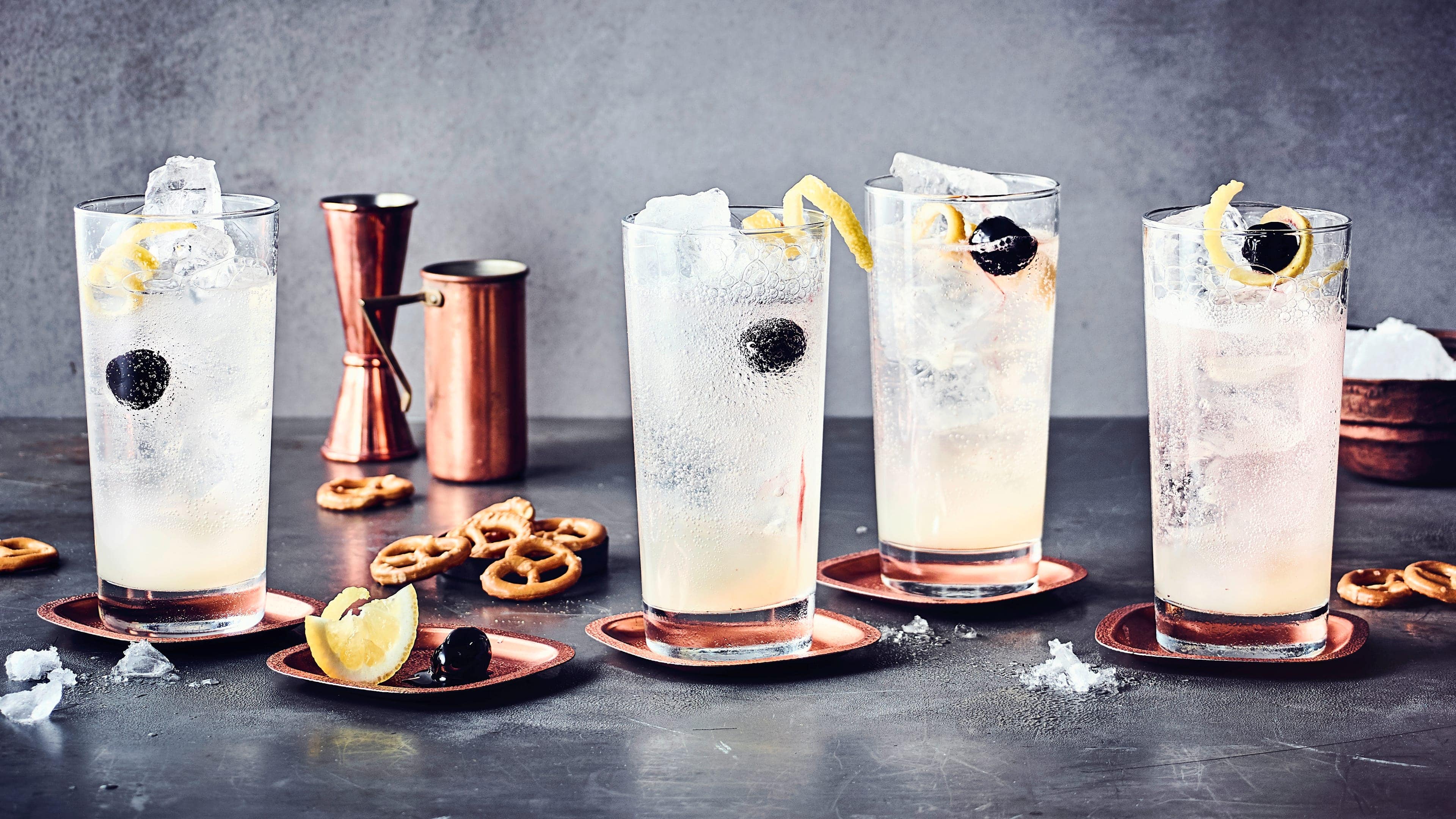 Tom Collins Beim Tom Collins Longdrink muss gar nicht groß geschüttelt werden, es genügt Gin, Zitronensaft und –sirup und Mineralwasser gut zu verrühren.