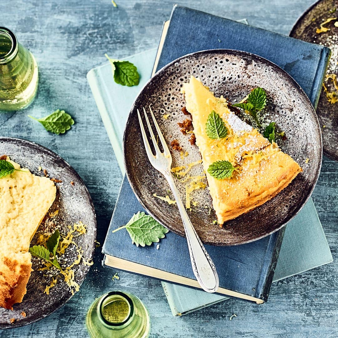 Selbstgemacher Butterkeksboden mit einer einer Creme aus Quark, Frischkäse, Mascarpone und Zitrone. Ein sommerlicher Kuchengenuss!