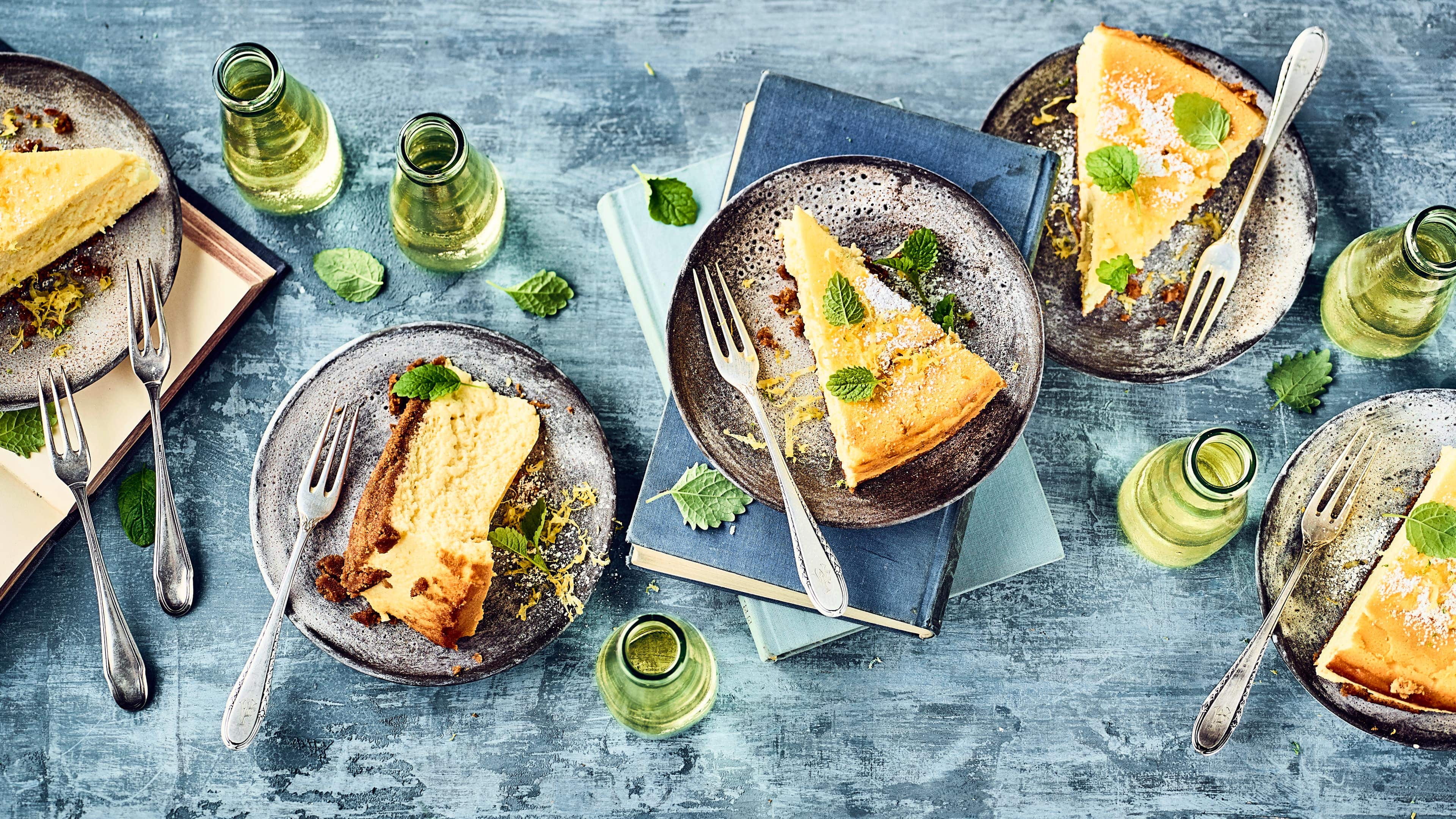 Zitronen-Käsekuchen Selbstgemacher Butterkeksboden mit einer einer Creme aus Quark, Frischkäse, Mascarpone und Zitrone. Ein sommerlicher Kuchengenuss!