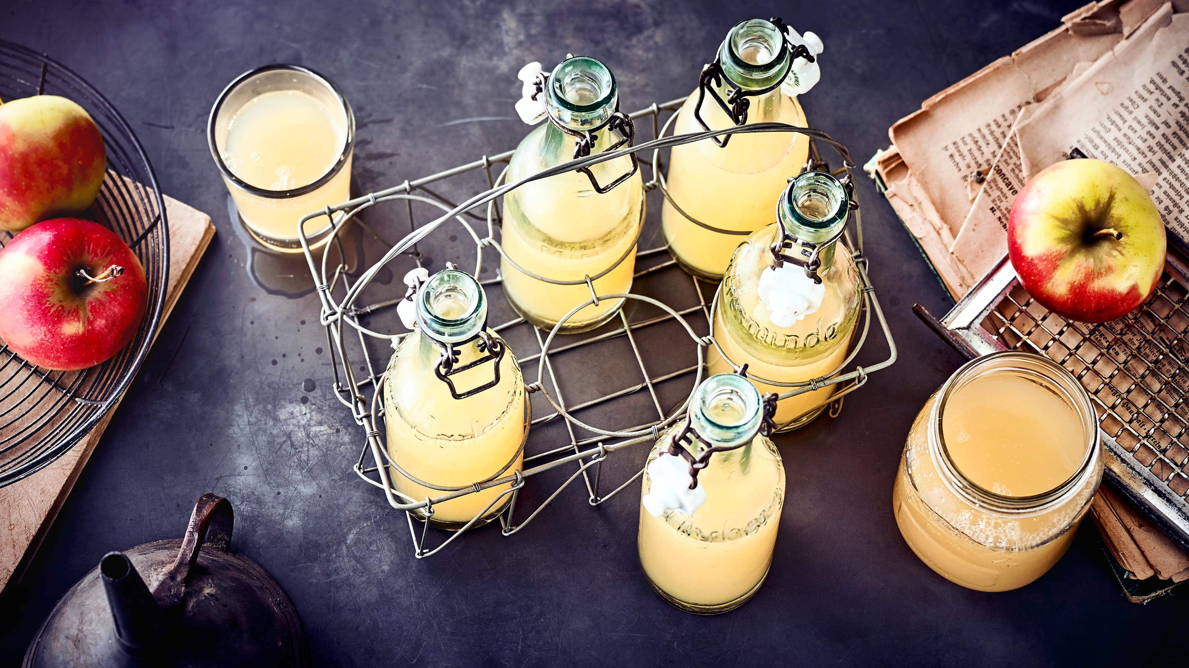 Selbstgemachter Apfelsaft Bei der nächsten Apfelernte direkt ausprobieren und selbstgemachten Apfelsaft ganz einfach und schnell herstellen!