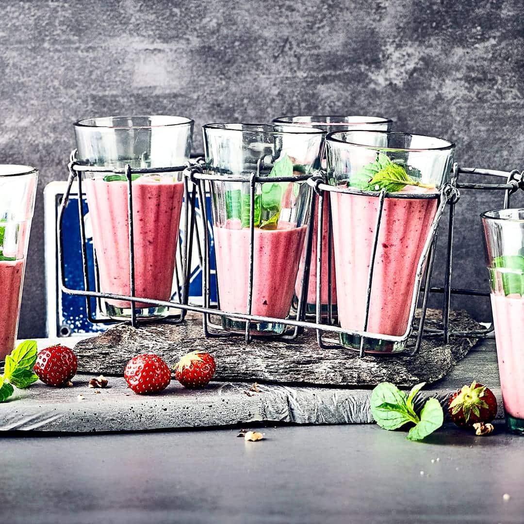 Erfrischendes Sommergetränk ohne Laktose: Probieren Sie unseren Erdbeer-Cranberry-Drink mit Sojadrink und Walnüssen – in nur 3 Minuten fertig!