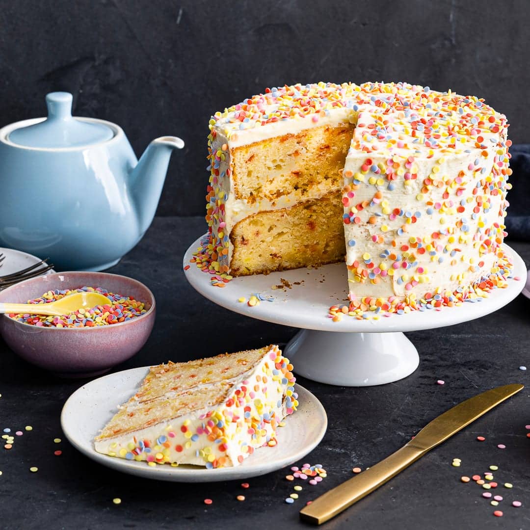 Konfetti für alle! Perfekt für einen bunten Geburtstagstisch ist unser Konfetti-Kuchen. Und besonders lecker ist er noch dazu!