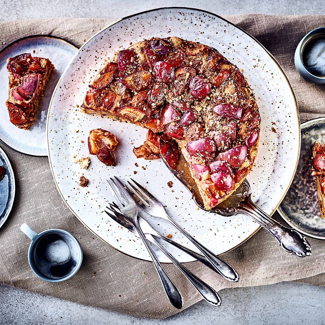 Obstkuchen darf im Herbst nicht fehlen: Probieren Sie unseren Zwetschgenkuchen mit gehackten Haselnüssen, Schokolade und Lebkuchengewürz - saftig und lecker!