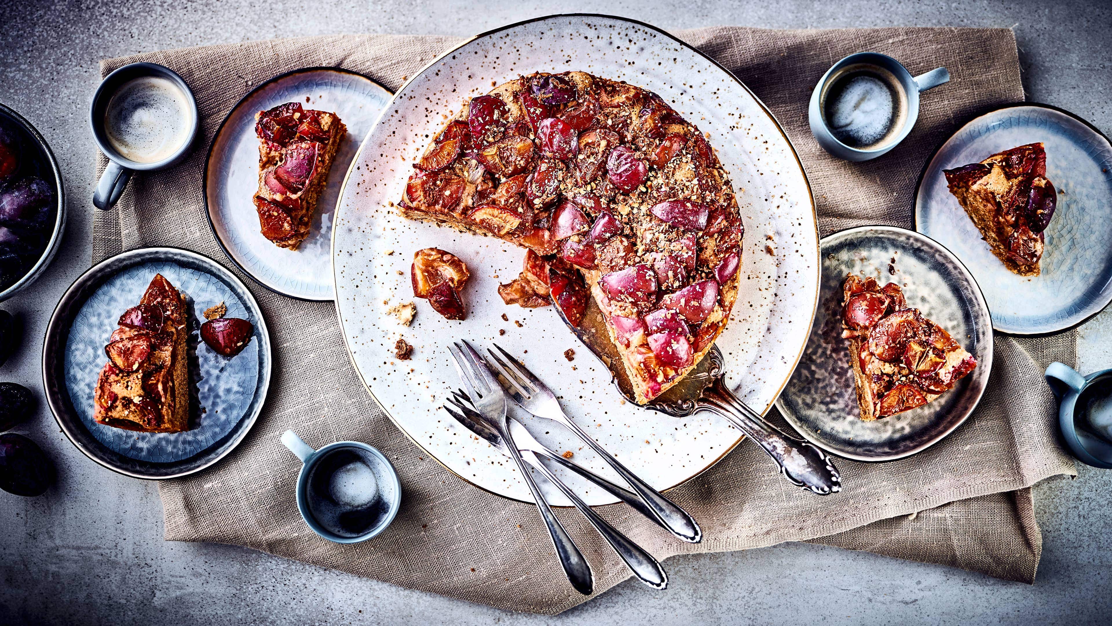 Zwetschgen-Kuchen Obstkuchen darf im Herbst nicht fehlen: Probieren Sie unseren Zwetschgenkuchen mit gehackten Haselnüssen, Schokolade und Lebkuchengewürz - saftig und lecker!