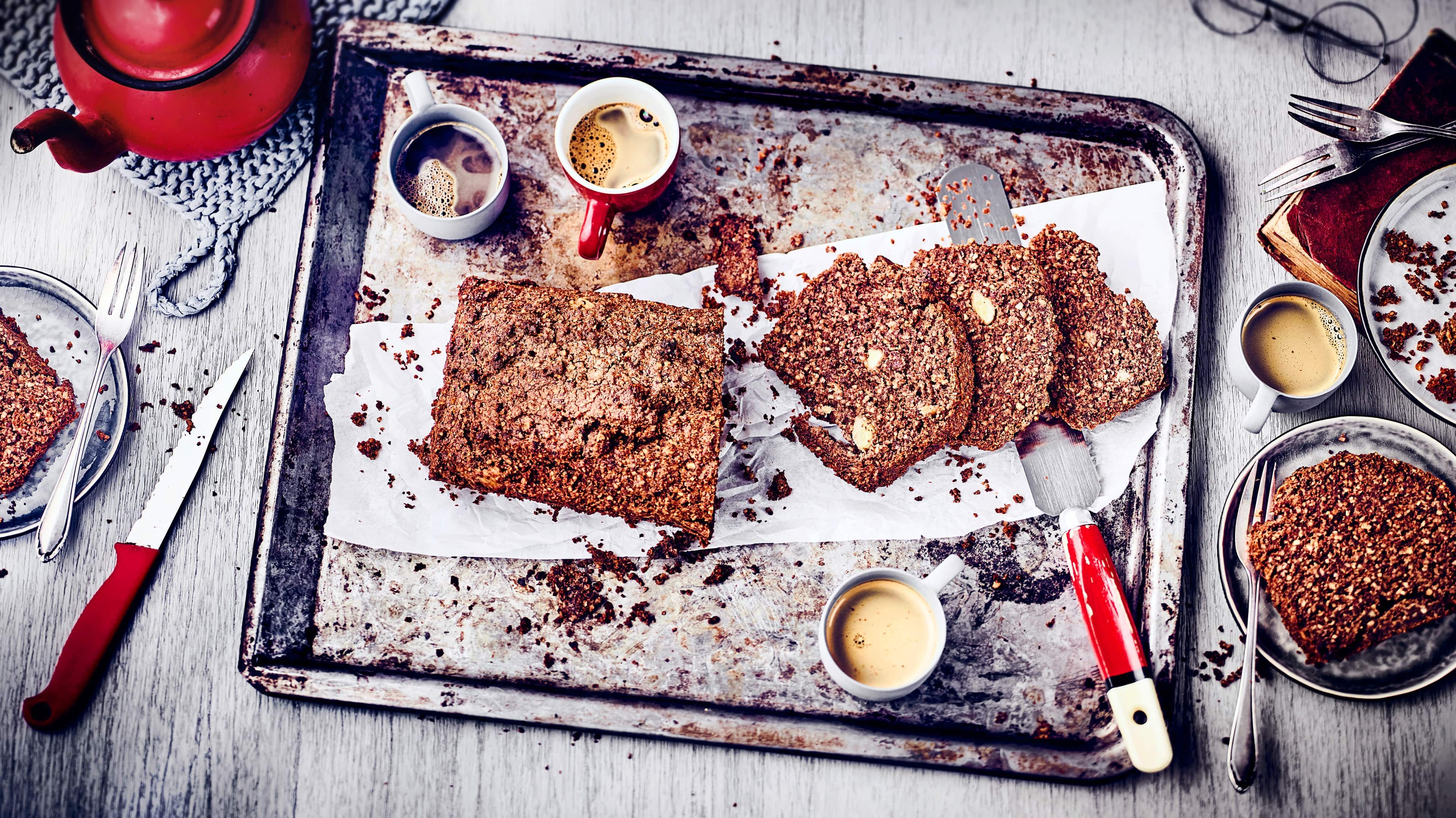 Low-Carb-Kuchen Viel Kuchen aber wenig Kohlenhydrate geht nicht? Aber klar! Probieren Sie unseren Low Carb Kuchen mit Zartbitterschokolade, Eiern, viel Haselnuss und Banane!