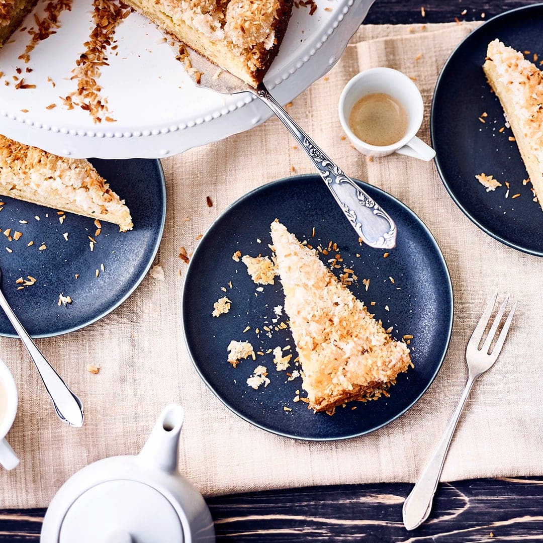 Durch das Tränken mit Sahne wird der Kuchen besonders lecker und schmeckt durch die Kokosraspeln auch noch herrlich exotisch.
