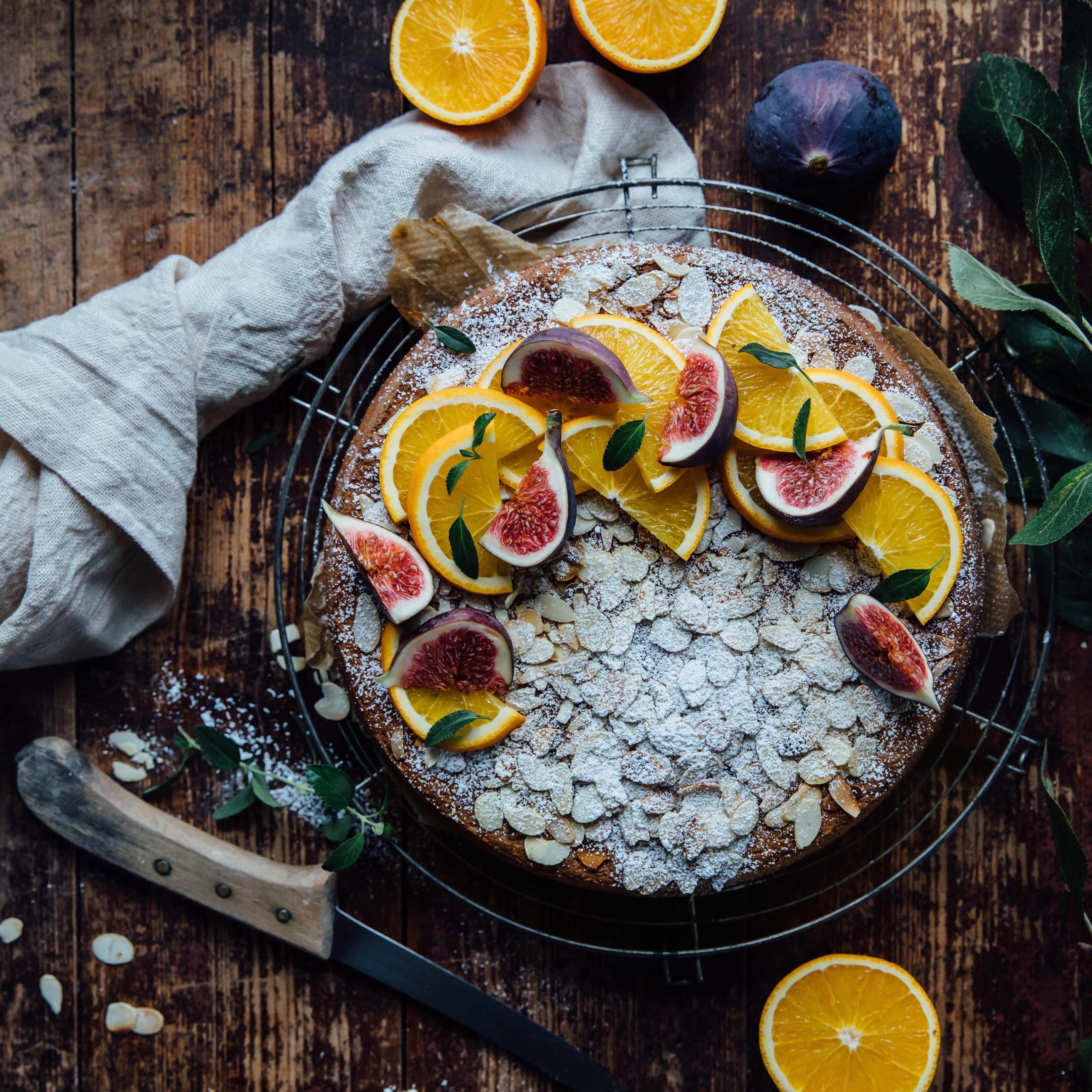 Unser Orangen-Mandel-Kuchen vereint winterliche Aromen und lässt sich wunderbar zum Adventskaffee oder am Weihnachtstag servieren. Herrlich verziert sieht er auch optisch einfach wundervoll aus!