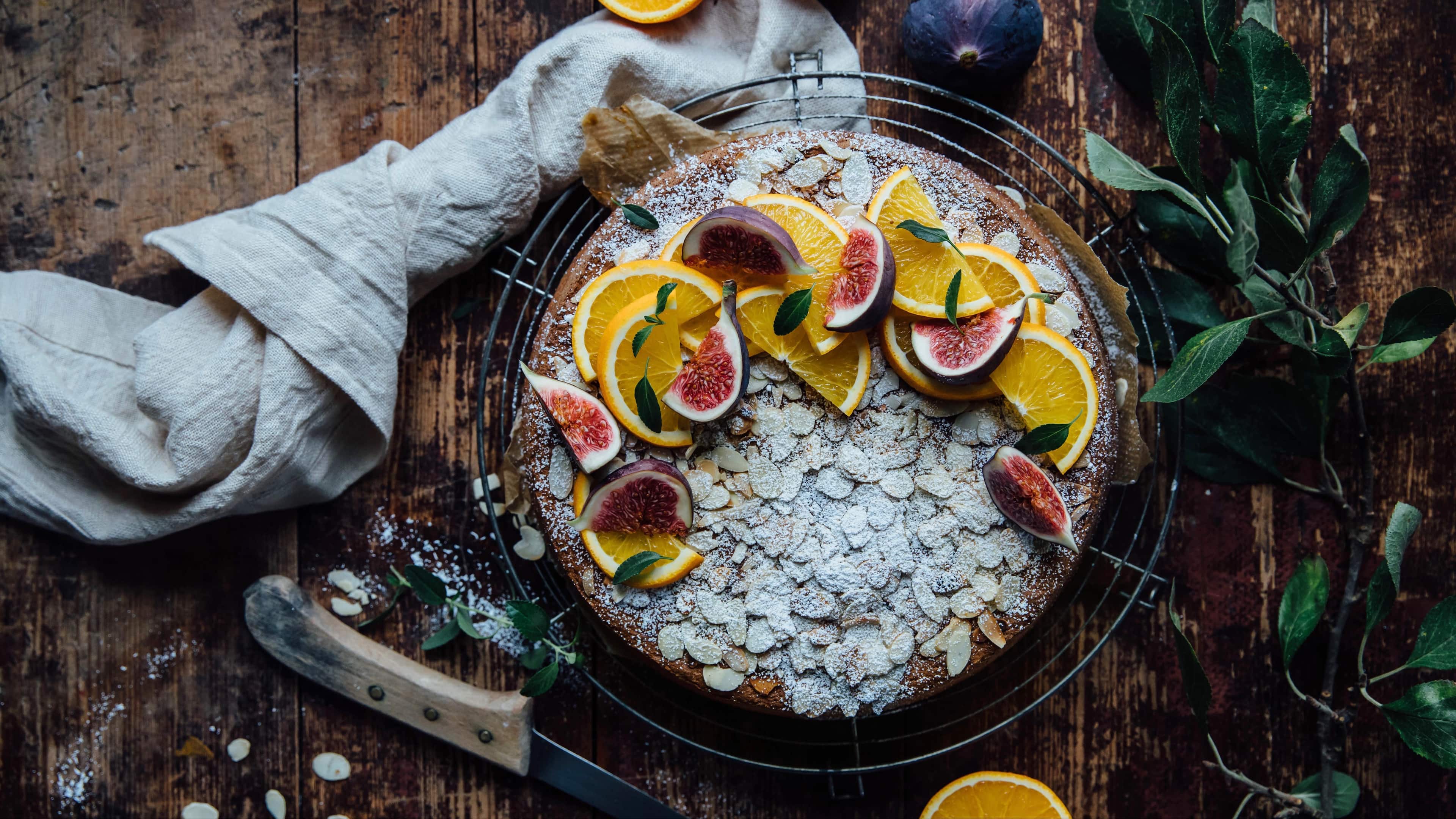Orangen-Mandel-Kuchen Unser Orangen-Mandel-Kuchen vereint winterliche Aromen und lässt sich wunderbar zum Adventskaffee oder am Weihnachtstag servieren. Herrlich verziert sieht er auch optisch einfach wundervoll aus!