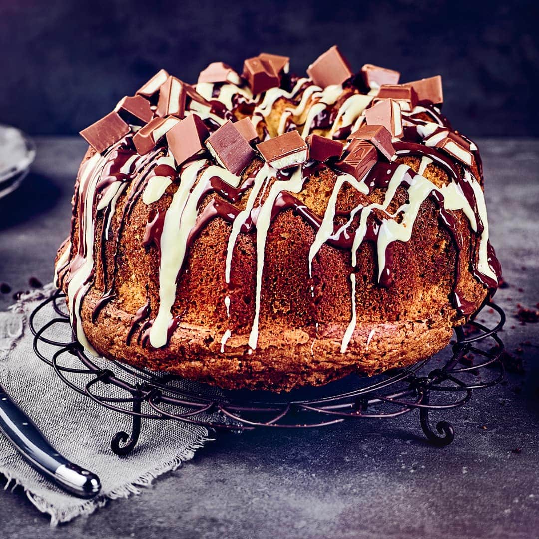 Was ist besser als ein Kinder-Schokolade-Riegel? Ganz viele Riegel in einem Kuchen gebacken! Unser Rezept für Kinder-Schokolade-Kuchen müssen Sie unbedingt zum nächsten Kindergeburtstag ausprobieren!