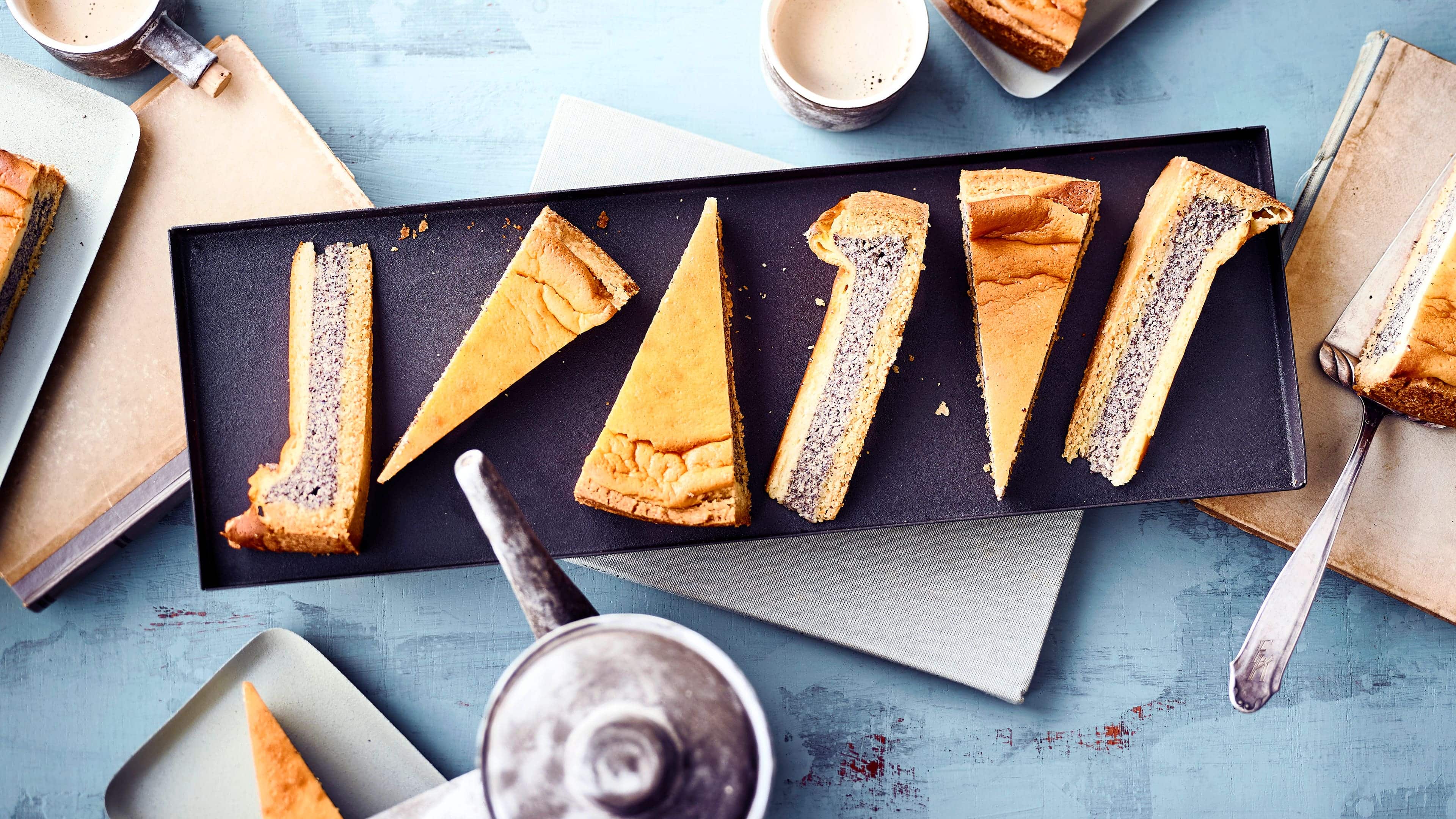 Mohn-Schmand-Kuchen Lieber Mohn- oder lieber Schmand-Kuchen? Am besten beides zusammen: Schnell an den Kaffeetisch, unser Mohn-Schmand-Kuchen ist zum Anbeißen lecker!