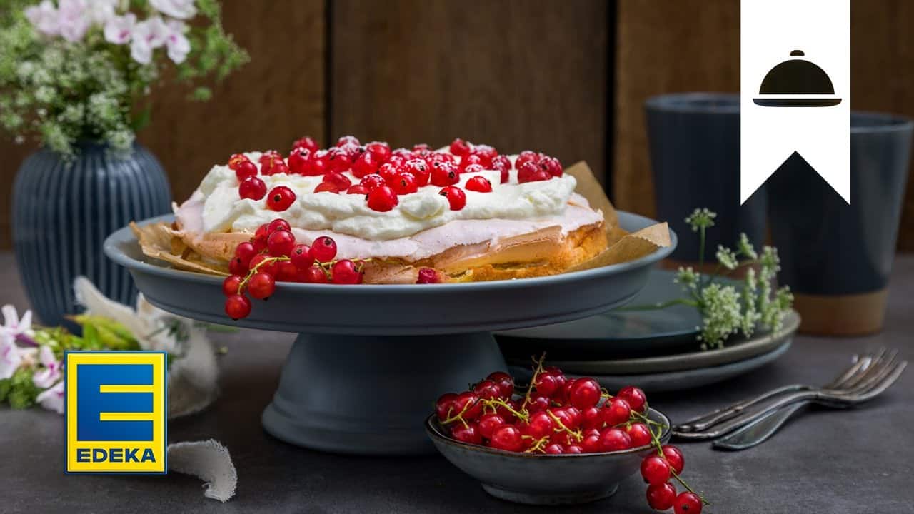 Johannisbeere-Baiser-Kuchen YouTube Platzhalterbild für ein Video mit dem Titel 'Johannisbeere-Baiser-Kuchen'.