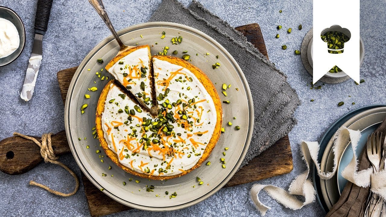 Karottenkuchen I Zuckerfreier Kuchen mit Quark-Topping | EDEKA YouTube Platzhalterbild für ein Video mit dem Titel 'Karottenkuchen I Zuckerfreier Kuchen mit Quark-Topping | EDEKA'.