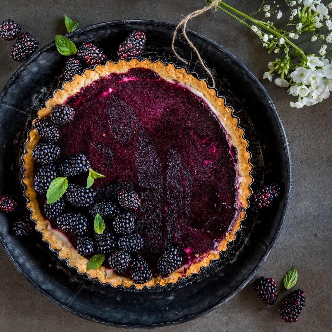 Mit vielen frischen Brombeeren und knusprigem Nussboden schmeckt diese Brombeer-Tarte einfach köstlich. Ob im Sommer oder zum herbstlichen Kaffeetisch, immer ein Genuss.