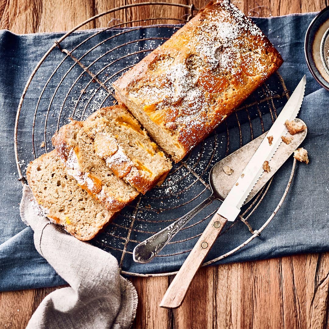 Ein herrlich saftiger Kuchen mit Bananen und Mandarinen mit einem Esslöffel Rum - leicht exotisch ist dieser Kuchen wirklich mal etwas Anderes!