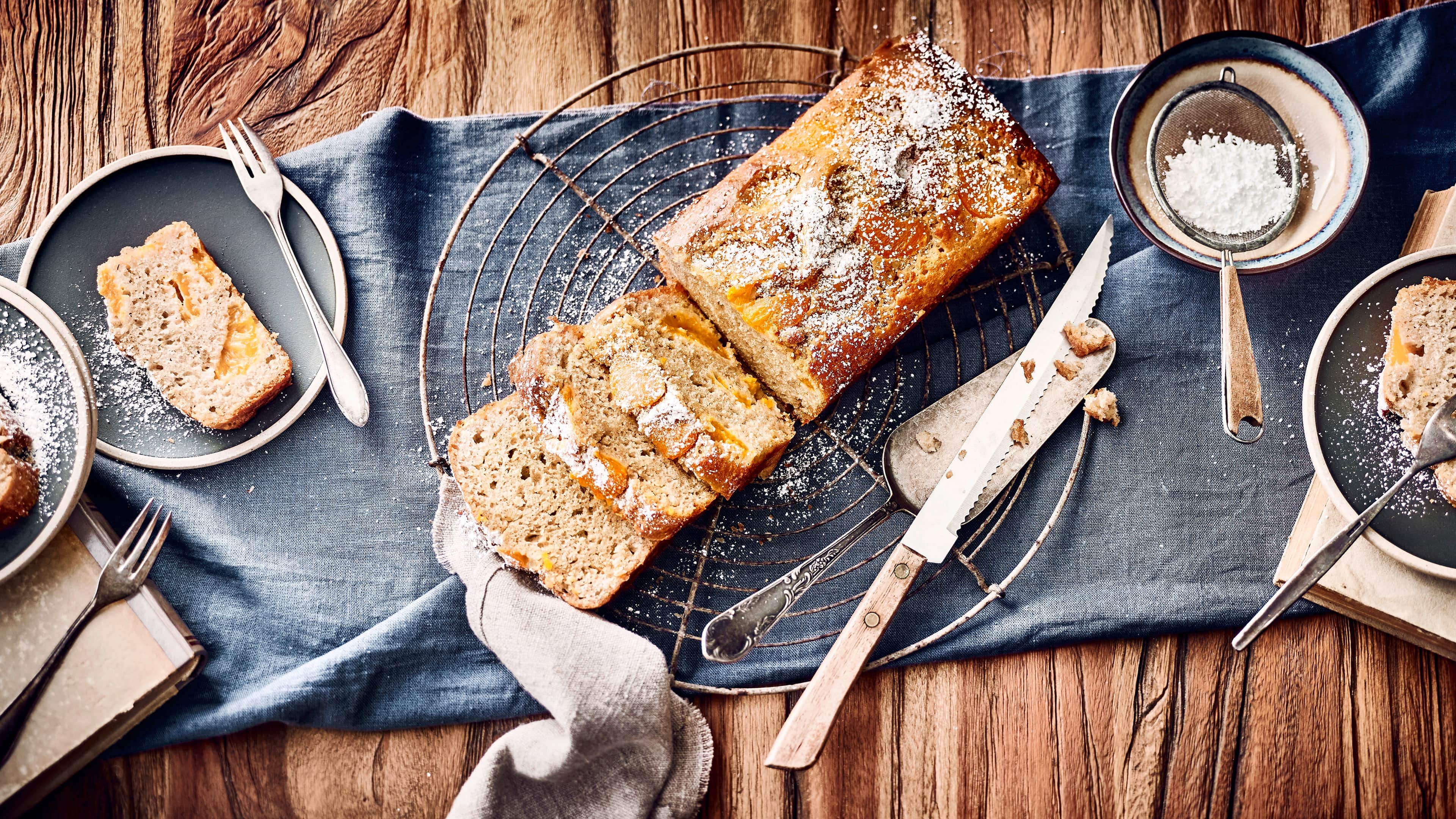 Bananen-Mandarinen-Kuchen Ein herrlich saftiger Kuchen mit Bananen und Mandarinen mit einem Esslöffel Rum - leicht exotisch ist dieser Kuchen wirklich mal etwas Anderes!