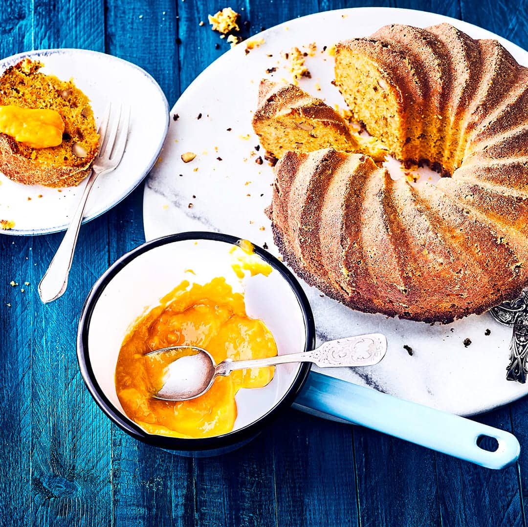 Backen Sie mithilfe unseres Rezepts einen leckeren Apfel-Möhren-Kuchen: Herrlich saftig und genau das Richtige für den Kaffeetisch im Herbst!