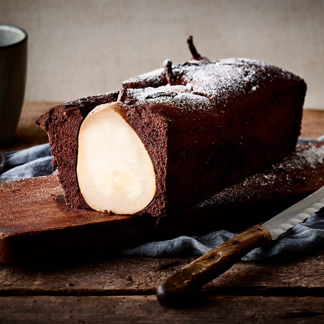 Ein köstlicher Kuchen in Kastenform mit ganzen Birnen und feiner Schokolade. Auch optisch ein wahres Higlight!