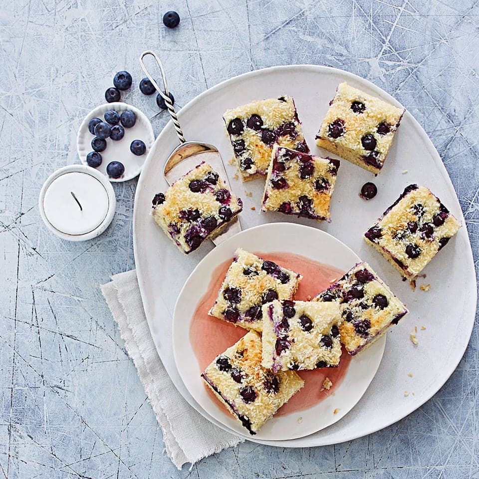 Wunderbar locker geht es zu in diesem Sommertraum – dafür sorgt die Buttermilch. Mit ihrer leicht säuerlichen Note verleiht sie dem Heidelbeer-Kokos-Kuchen zudem eine herrliche Frische.