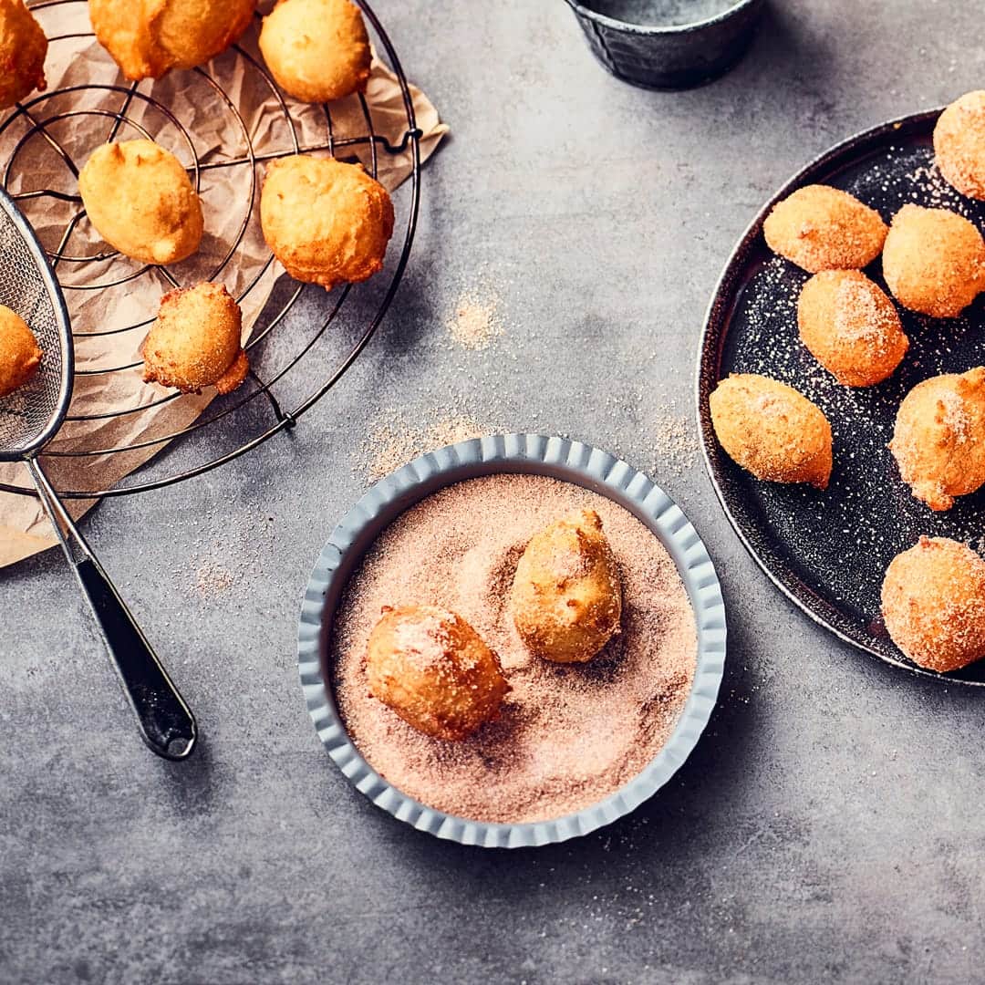 Es muss nicht immer ein großes Stück Torte oder Kuchen sein: Mit unserem Quarkbällchen-Rezept zaubern Sie leckeres Fingerfood auf den Kaffeetisch. Ein toller Snack für den Nachmittag oder ein ausgefallenes Dessert.