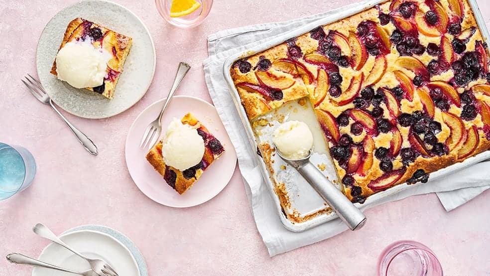 Nektarinen-Aprikosen-Kuchen mit Heidelbeeren Nektarinen-Aprikosen-Kuchen mit Heidelbeeren