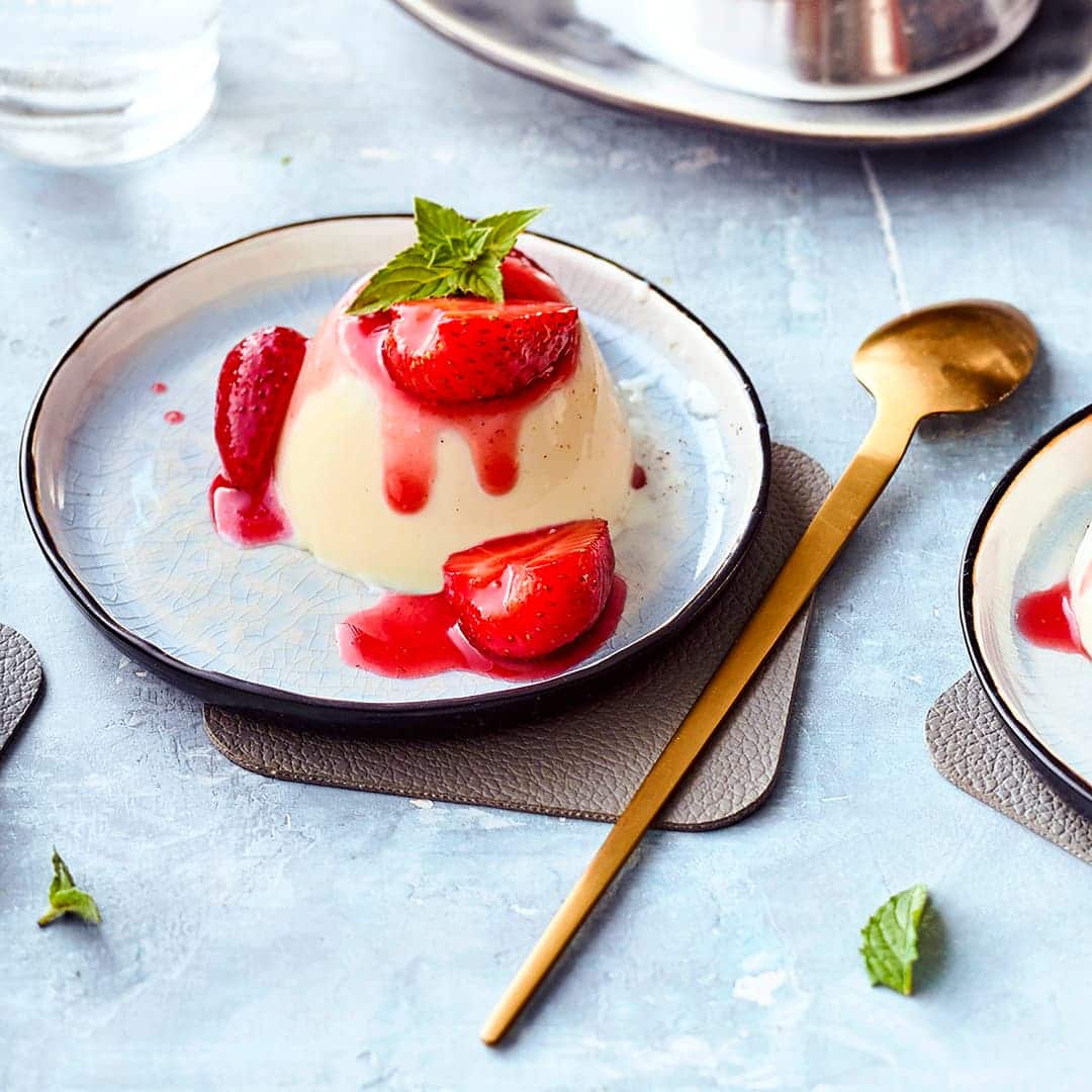 Panna-cotta-Rezept: italienisches Traditionsdessert mit Milch, Sahne und Erdbeer-Himbeer-Mix