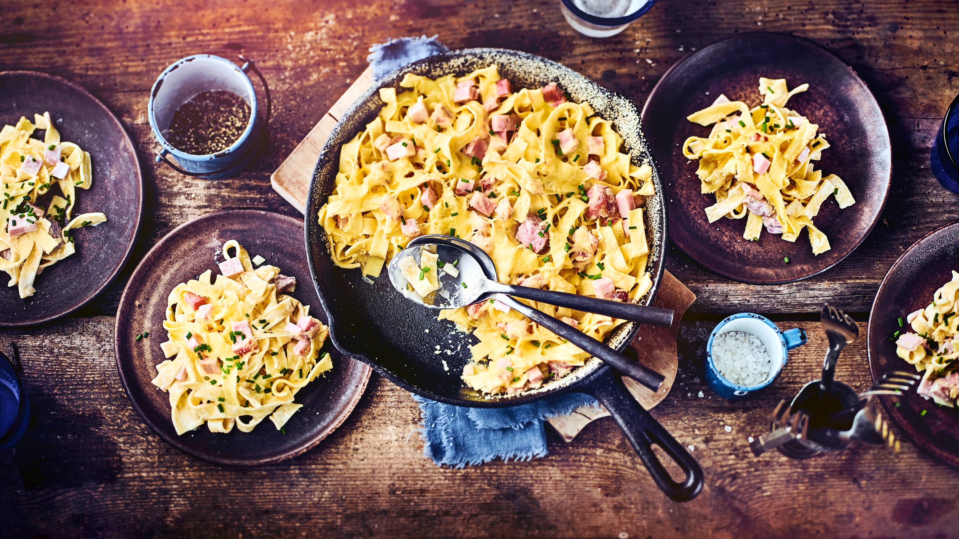 Schinkenfleckerl Eine Spezialität der österreichischen Küche aus Nudeln, Schweinefleisch und Kochschinken: Genießen Sie unser Rezept für Schinkenfleckerl.