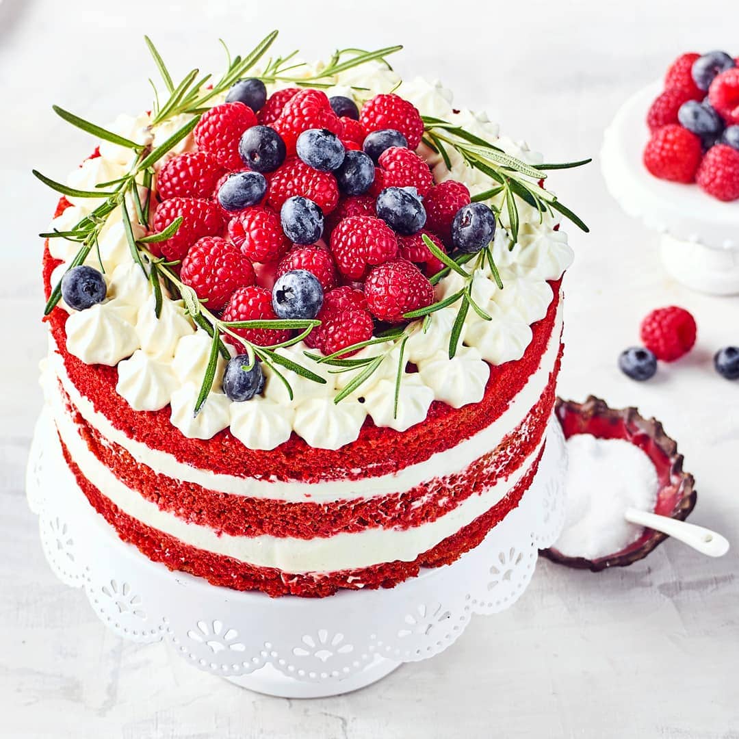 Die rote Farbe bekommt der Red-Velvet-Cake durch den Rote-Bete-Saft und etwas Lebensmittelfarbe. Den Geschmack durch leckere Zutaten und ganz viel Liebe: Einfach ausprobieren!