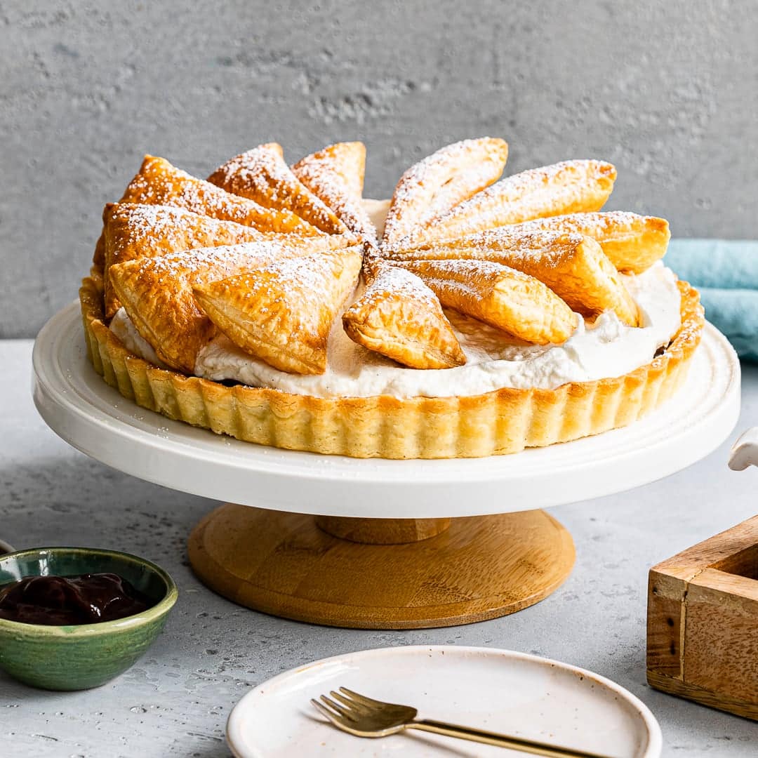 Traditionell bekannt aus Nord- und Ostfriesland ist diese Tortenspezialität aus Mürbeteig und einer Schichtung aus Sahne, Pflaumenmus und Blätterteig: Ahoi Friesentorte!