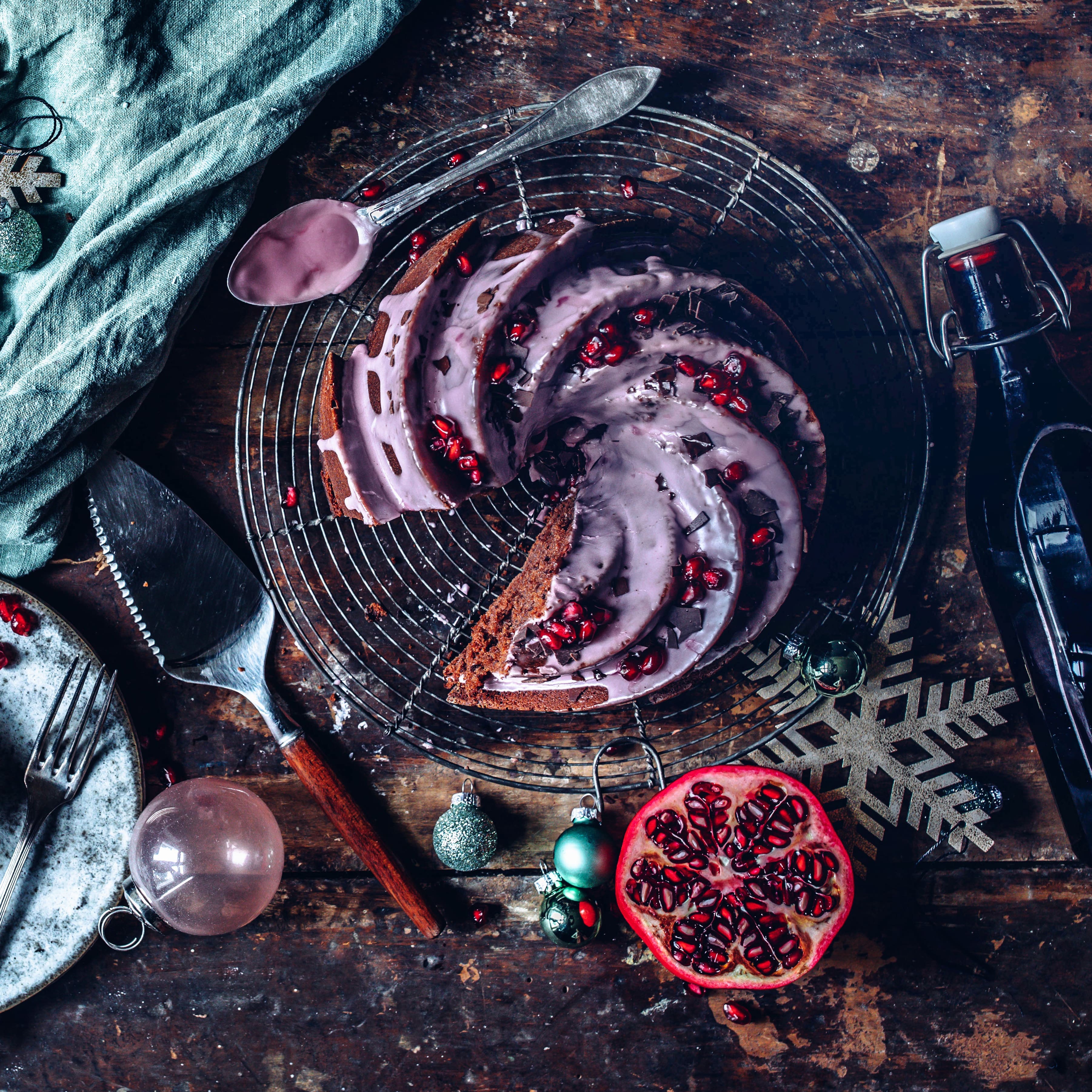 Der Glühwein gibt unserem Kuchen ein herrliches Aroma und gibt dazu der Glasur die schöne Farbe: Probieren Sie einmal unser Rezept für einen selbstgemachten Glühweinkuchen – perfekt für die Adventszeit.