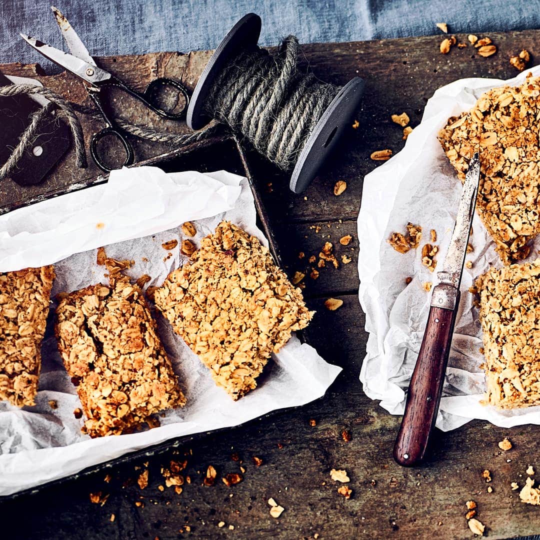 Flapjacks sind ein idealer Snack für zwischendurch. Luftdicht verschlossen halten sich die selbstgemachten Riegel aus Haferflocken, Mandeln, Butter und Ahornsirup ungefähr 4-5 Tage.
