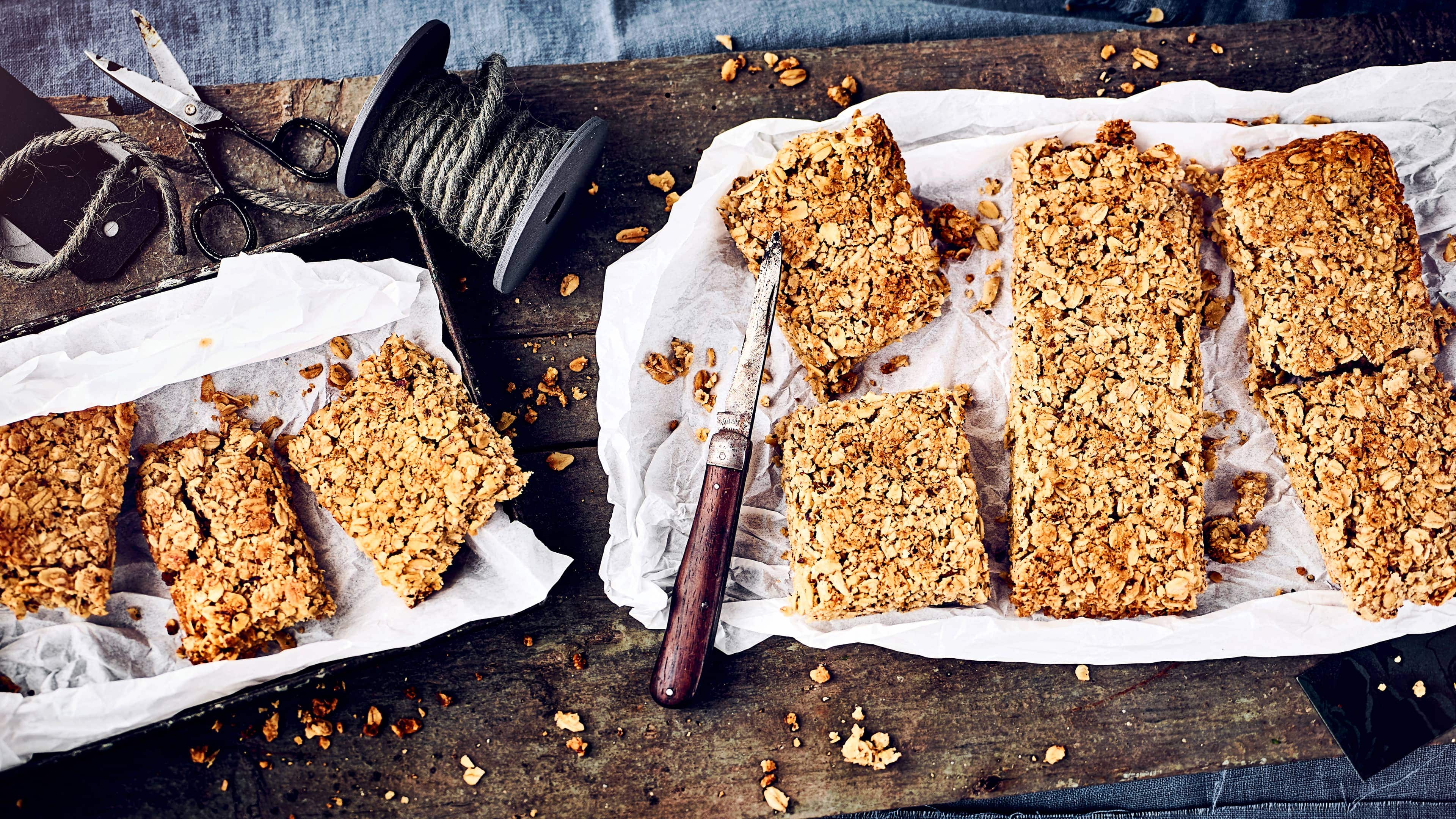 Flapjack Flapjacks sind ein idealer Snack für zwischendurch. Luftdicht verschlossen halten sich die selbstgemachten Riegel aus Haferflocken, Mandeln, Butter und Ahornsirup ungefähr 4-5 Tage.