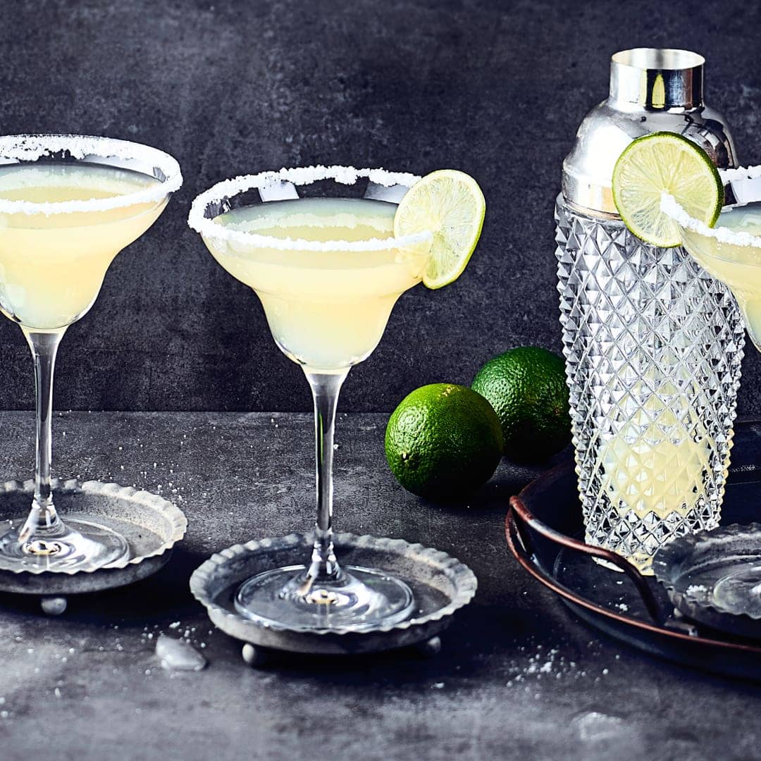 Im klassischen Margarita Glas serviert und mit Salzrand dekoriert macht dieser Cocktail besonders viel her. Klassischer Margarita mit Tequila, Orangenlikör und Limettensaft.
