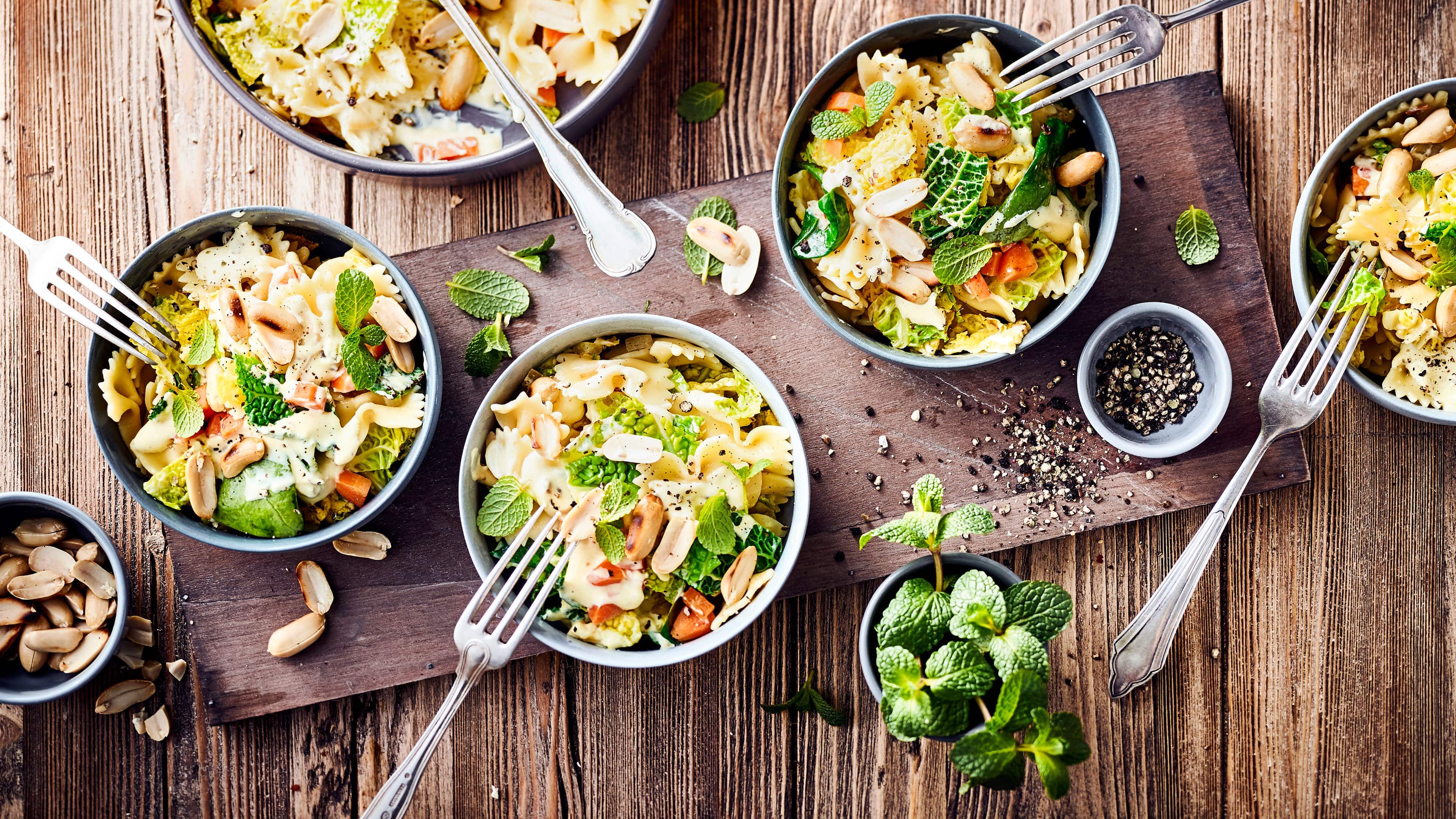 Curry-Nudelsalat Eine Alternative zur klassischen Variante und genau das Richtige für den nächsten Grillabend ist unser Curry-Nudelsalat mit Möhren, Babyspinat und Erdnüssen.
